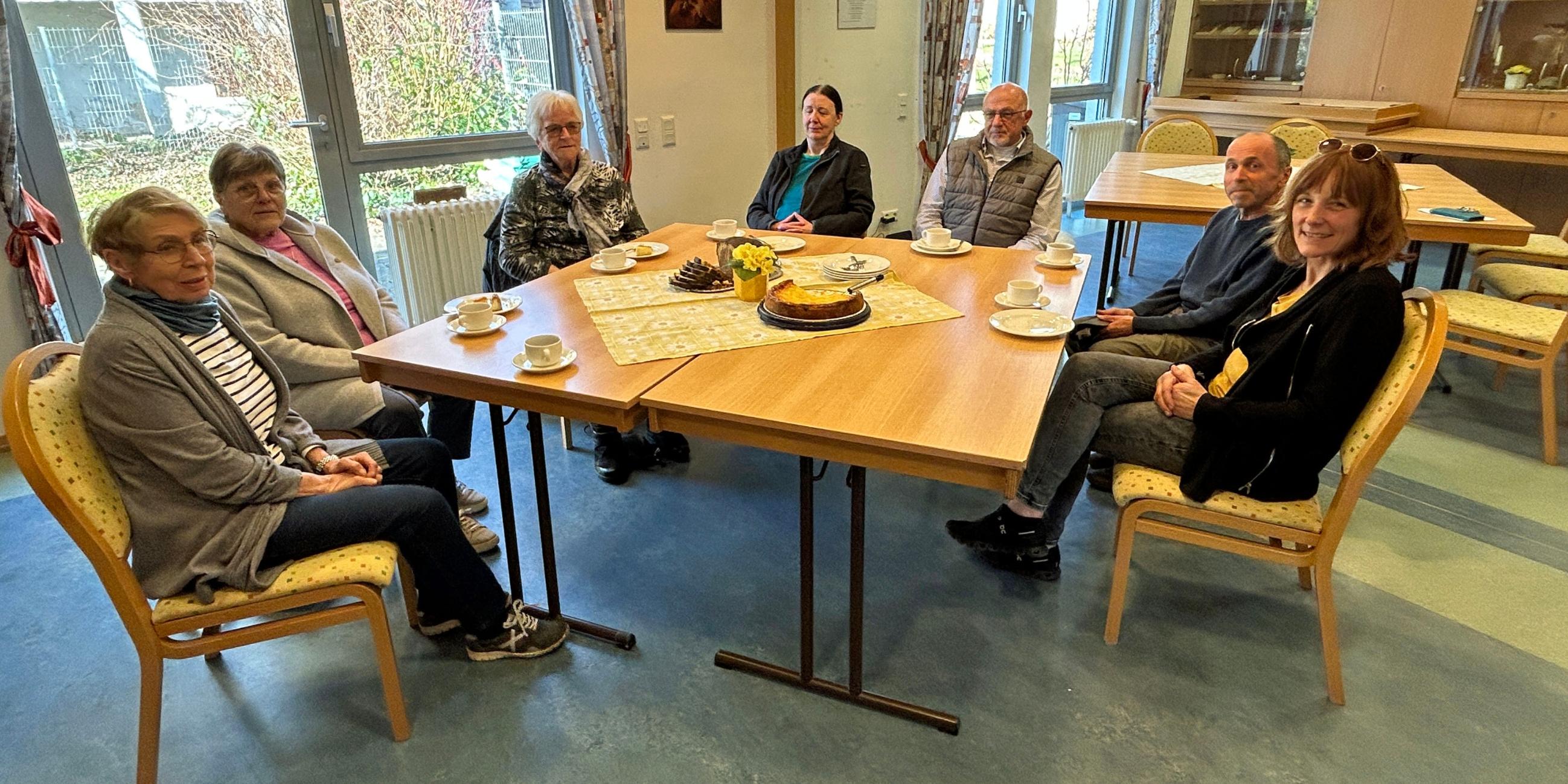 Bei Kaffee und Kuchen wurde sich beim Begegnungscafé im Bibelgarten über Neuigkeiten aus Nalbach und Umgebung ausgetauscht.