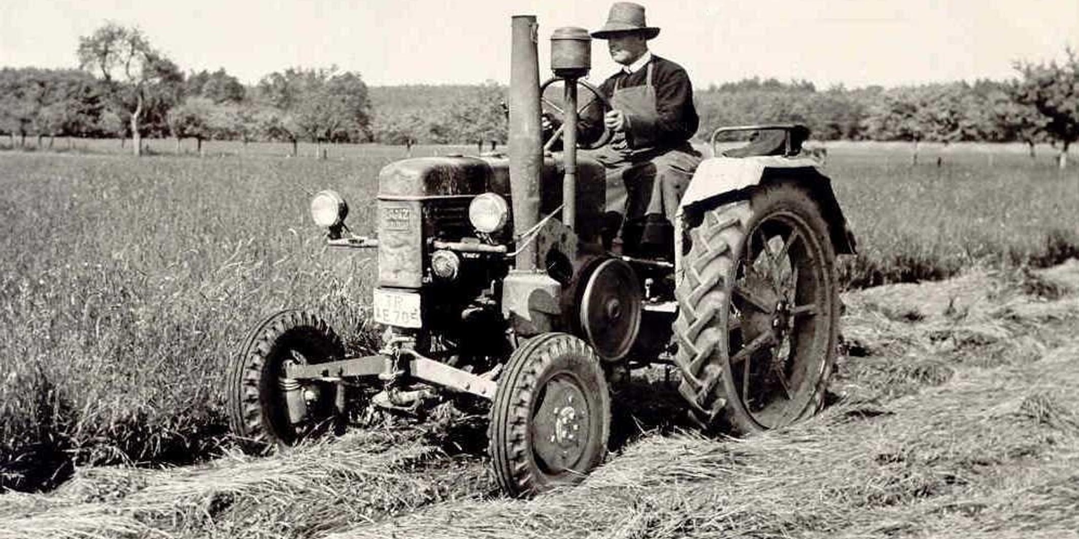 Ein historisches Foto zeigt einen der Brüder auf einem Traktor.