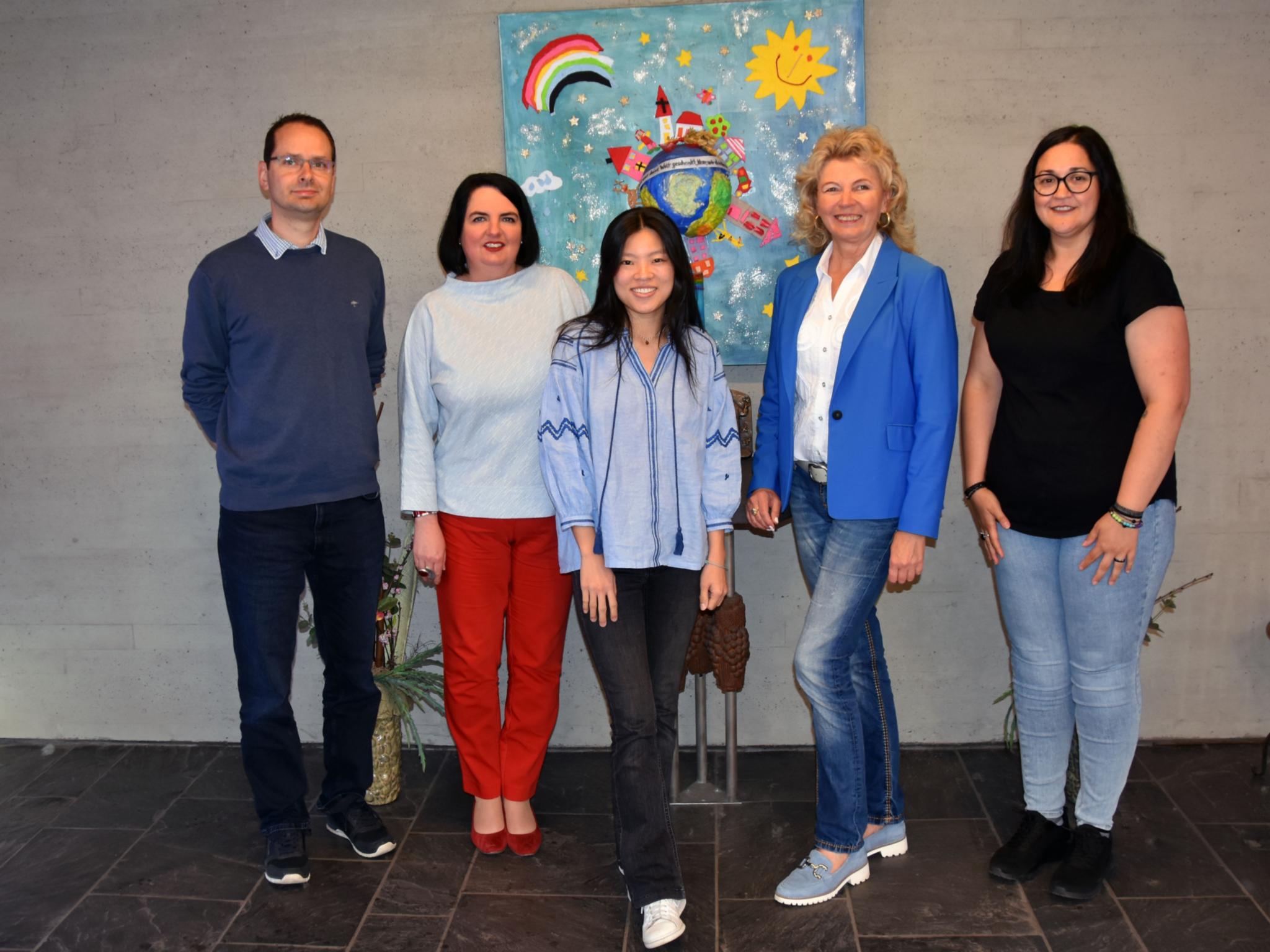 (2)	Kita-Leiter Stefan Driesch, Gesamtleiterin Mettlach-Perl Carmen Herrmann, Ana Copado, Gesamtleiterin Saarlouis Simone Speicher und Kinderpflegerin Noelia Colabelli (von links).