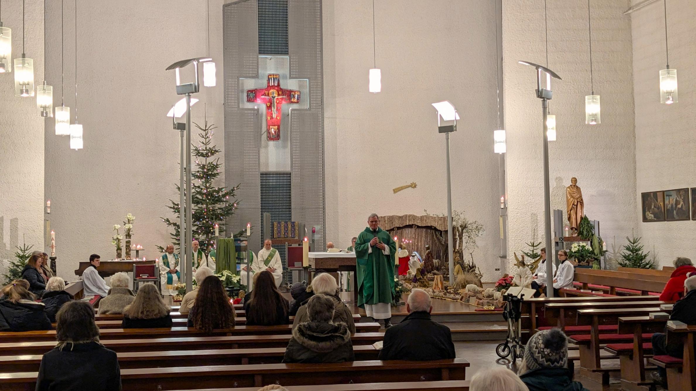 Mit einem Gottesdienst mit Generalvikar hat die neue Pfarrei Maria Königin Merchweiler ihre Fusion gefeiert.