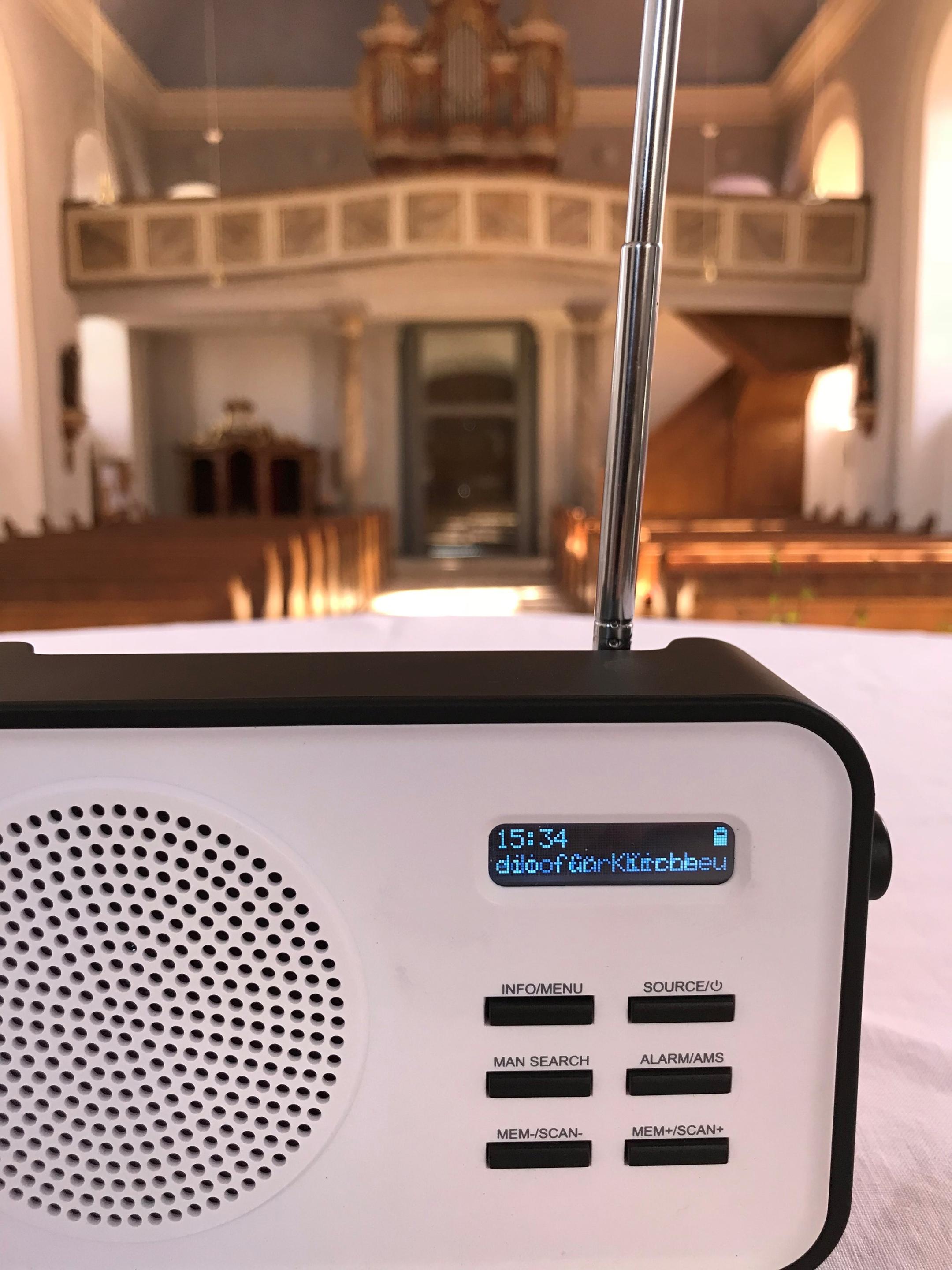 Man sieht ein Radio in einer Kirche