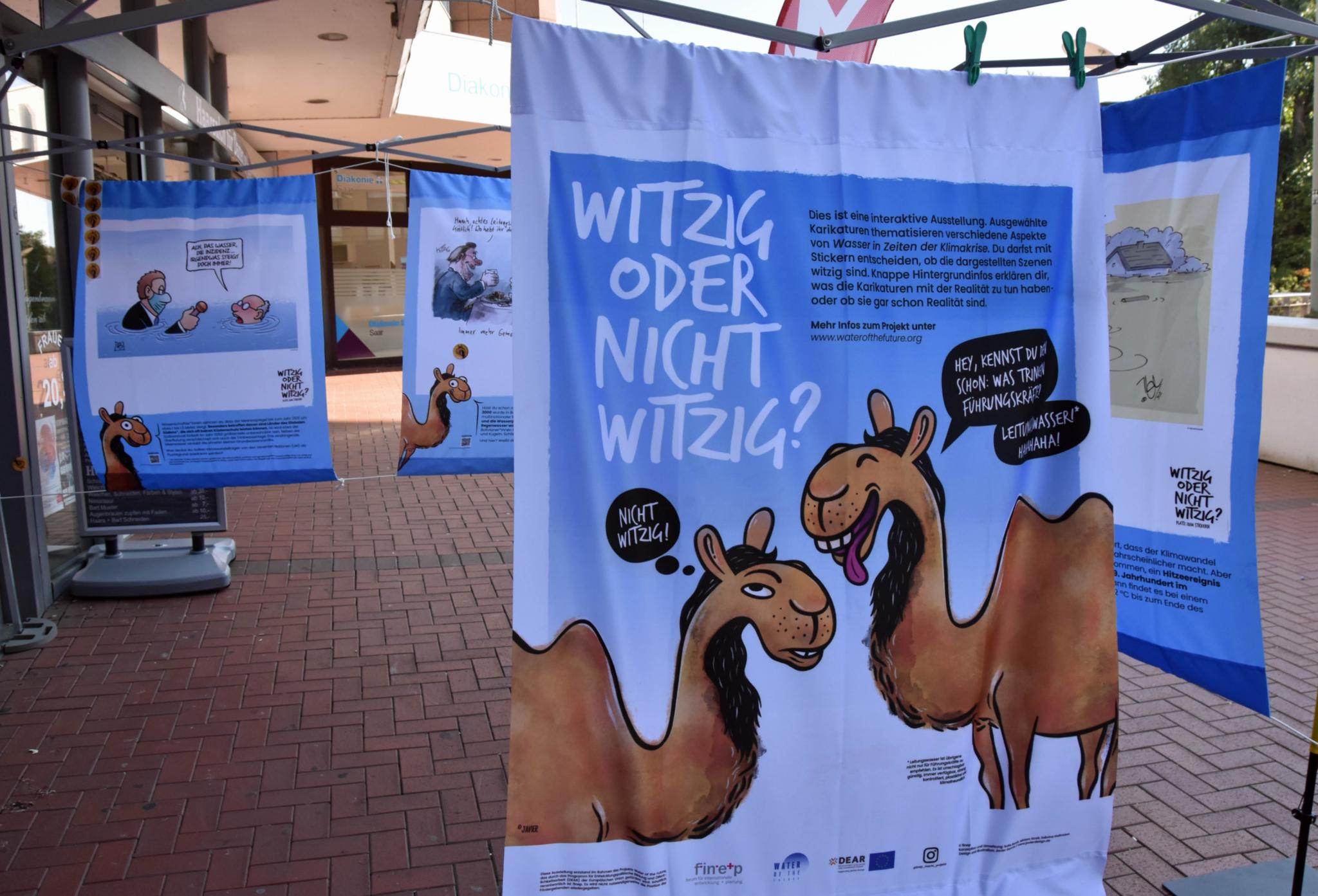 Die Karikaturen-Ausstellung des Forums für internationale Entwicklung und Planung (finep) setzte sich auf humorvolle Weise mit dem Thema Wasser in Zeiten der Klimakrise auseinander.