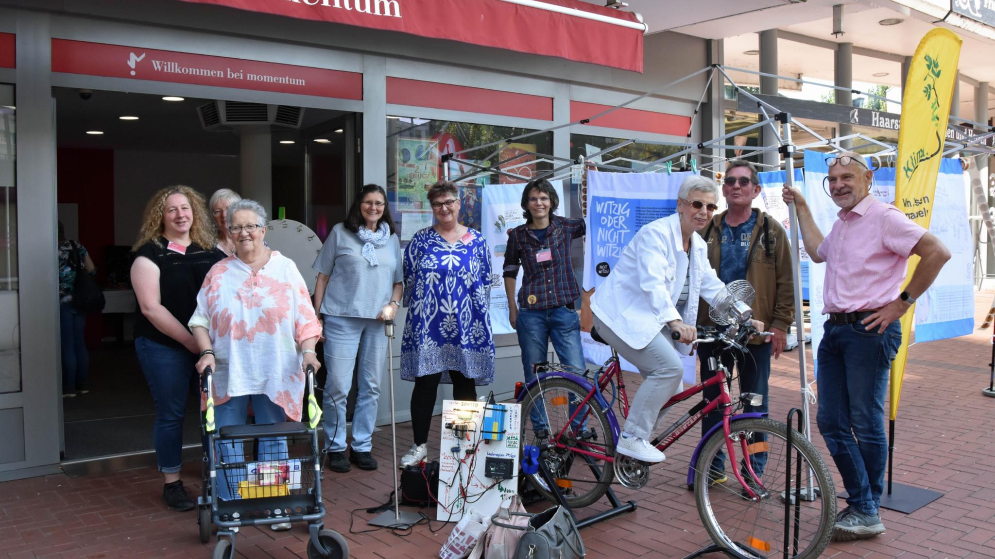 Stromerzeugen auf dem Energie-Fahrrad vor dem momentum während der Fairen Woche.