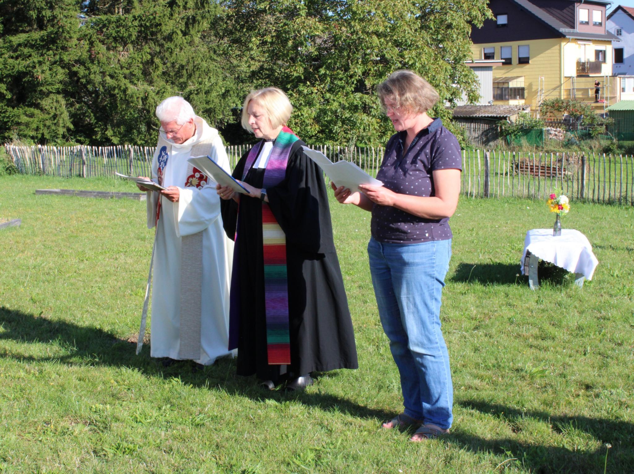 Pfarrer Erwin Recktenwald, Pfarrerin Christine Unrath und Religionslehrerin Nicole Stark bildeten das Team des Tiergottesdienstes