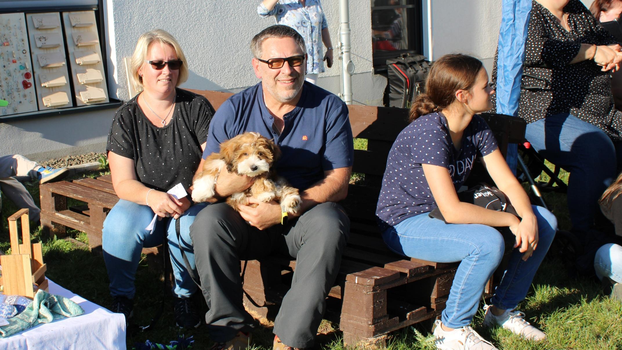 Isabell und Ralf (auf der Bank v.l.) waren mit Hund Mogli zum Gottesdienst gekommen