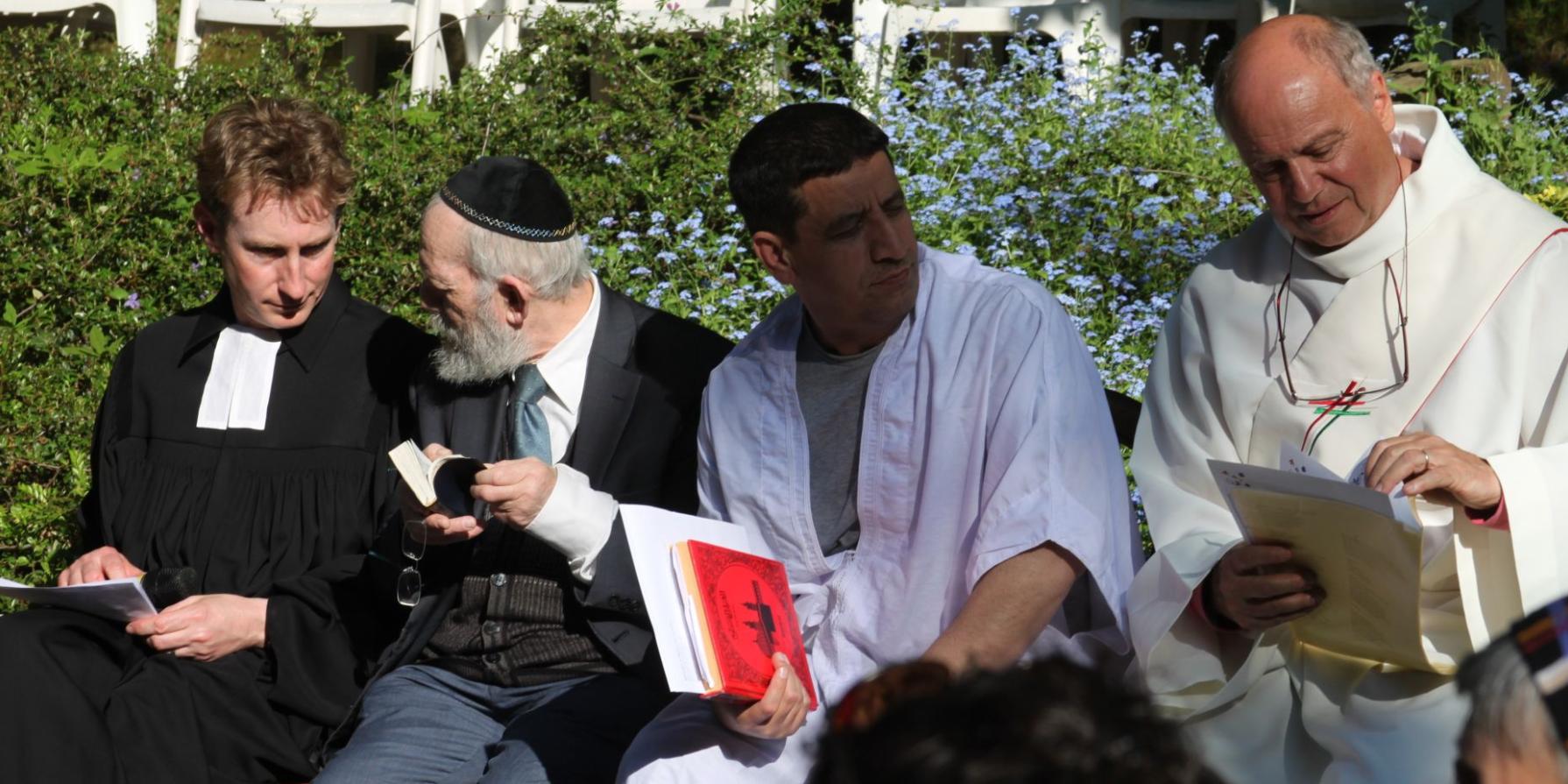 Mitwirkende Geistliche der verschiedenen Religionen beim Interreligiösen Friedensgebet „auf der Grenze“ 2023.