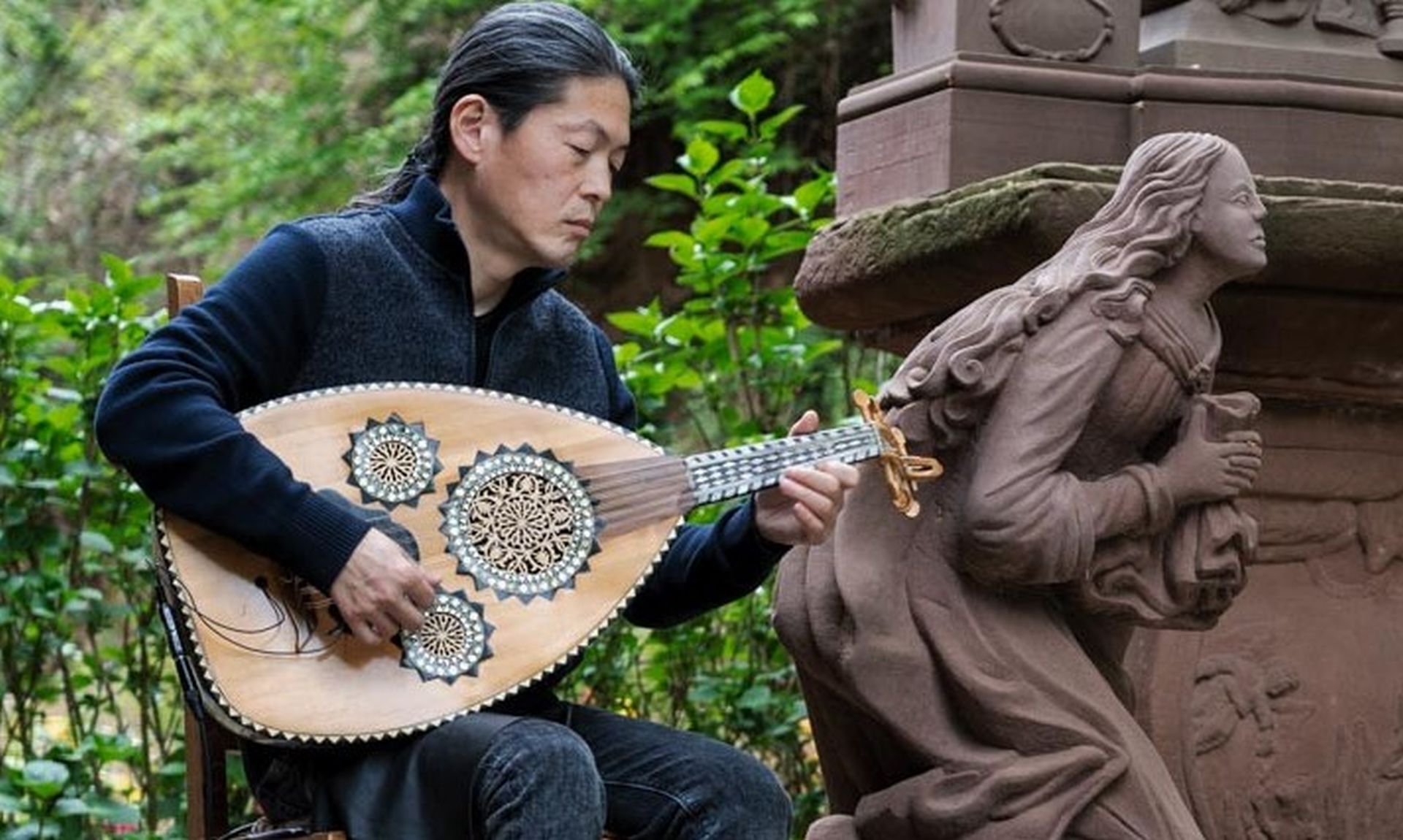 Naochika Sogabe wird auch in diesem Jahr das Gebet musikalisch mit dem Oud begleiten.