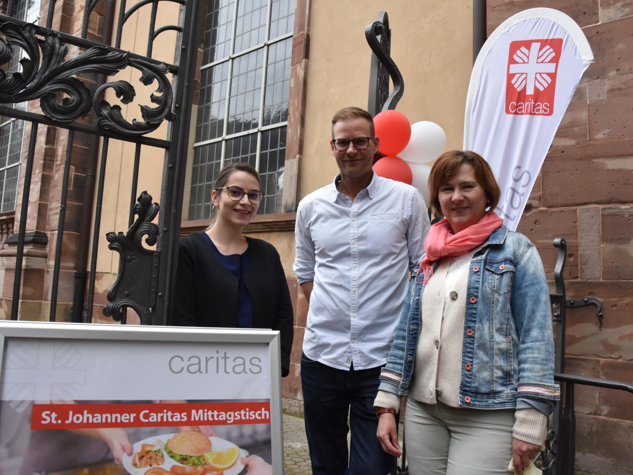 Laura Porco, Stefan Schumacher und Susanne Tussing mit Caritas Werbung