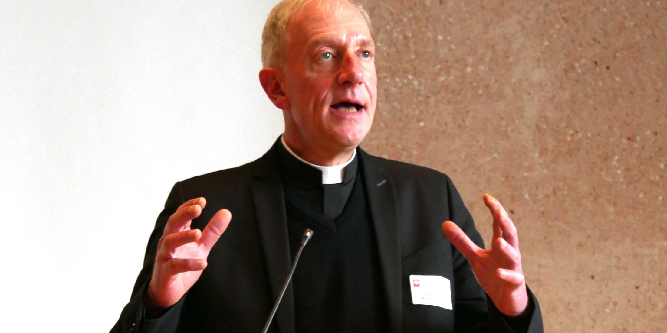 Der Vorsitzende des Diözesan-Caritasverbandes, Domkapitular Benedikt Welter
