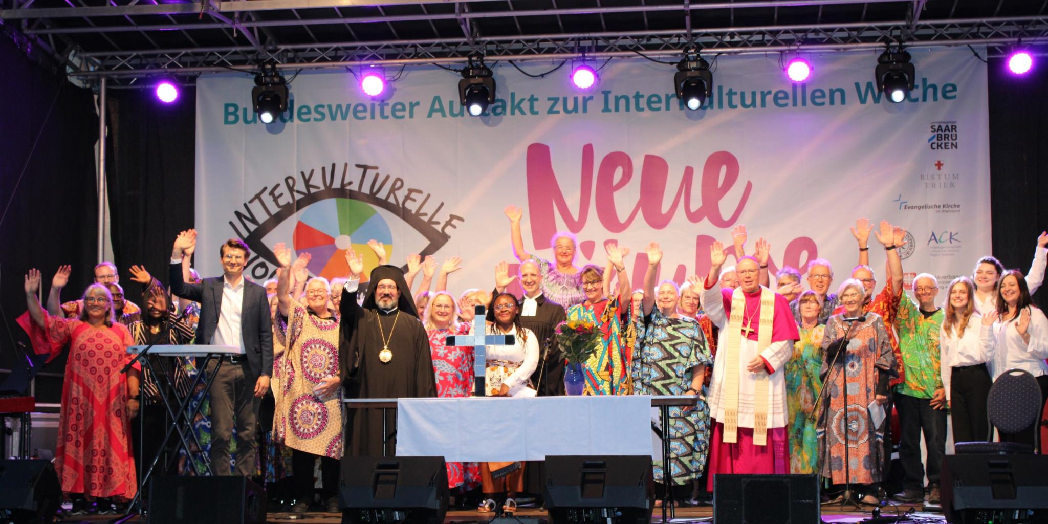 Zum Abschluss winken alle am Gottesdienst Beteiligten den Mitwirkenden der Interkulturellen Woche überall in Deutschland zu