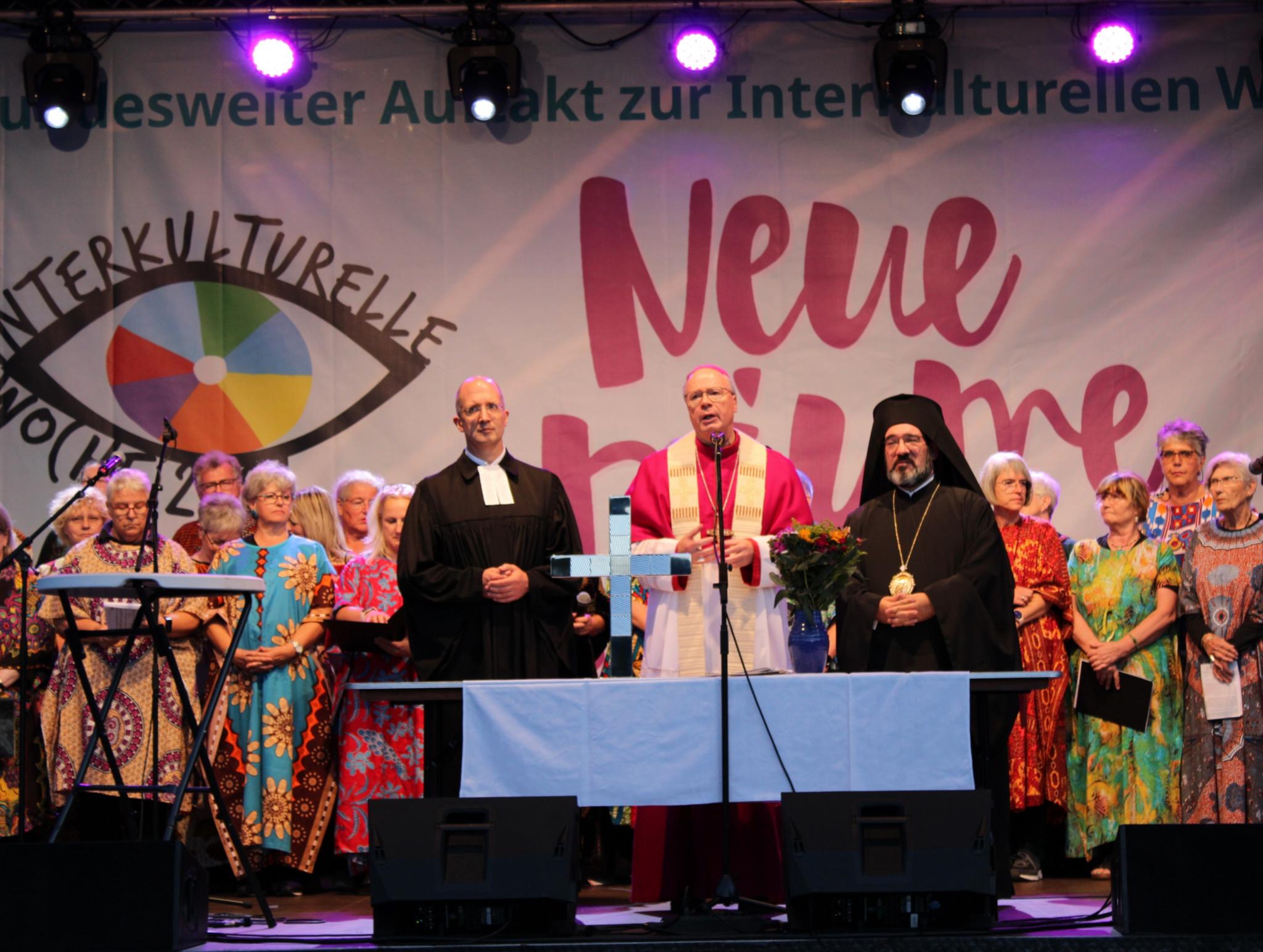 Präses Dr. Thorsten Latzel, Bischof Dr. Stephan Ackermann und Bischof Emmanuel von Christoupolis beim Segensgebet zum Abschluss des ökumenischen Gottesdienstes