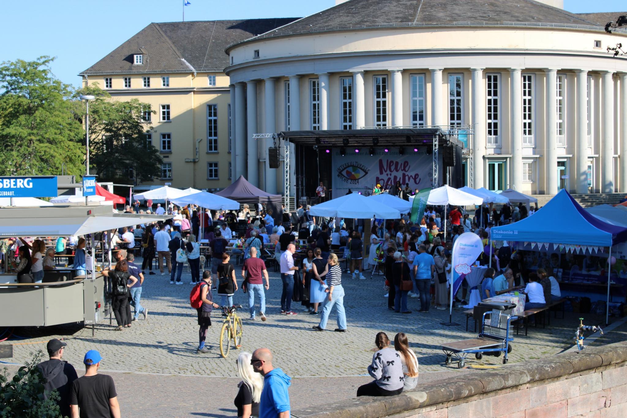 Im Laufe des Nachmittags füllte sich der Tblisser Platz beim „Fest der Vielfalt“