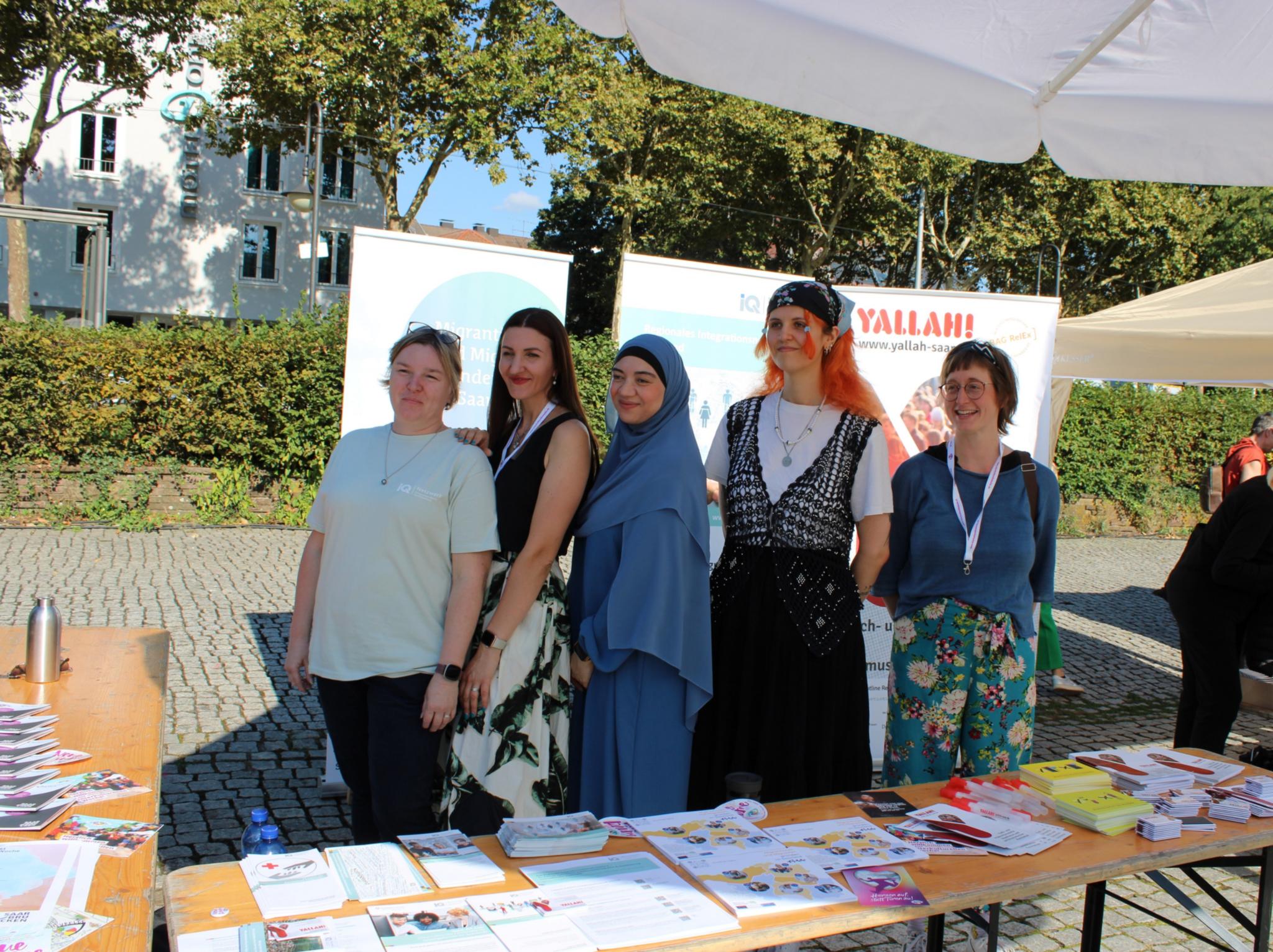 Catharina Döbrich (r.) und das Team von Yallah setzt sich gegen antimuslimische Diskriminierung und islamistische Radikalisierung ein