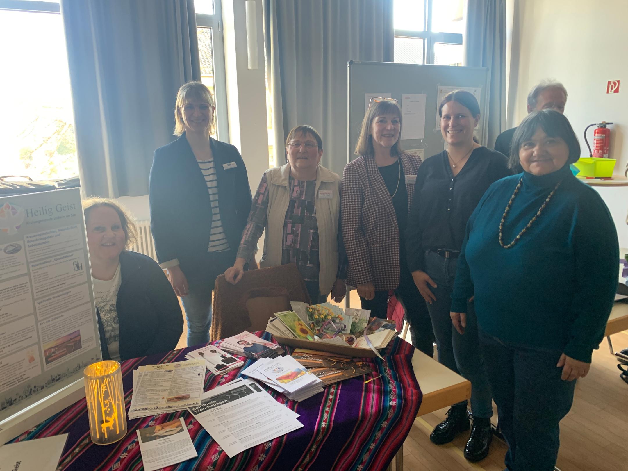 Gemeindereferentin Barbara Jung (rechts) und die kommunale Seniorenbeauftragte Lisa Pfefferle (Zweite von rechts) haben mit einem Team den Markt der Möglichkeiten organisiert.