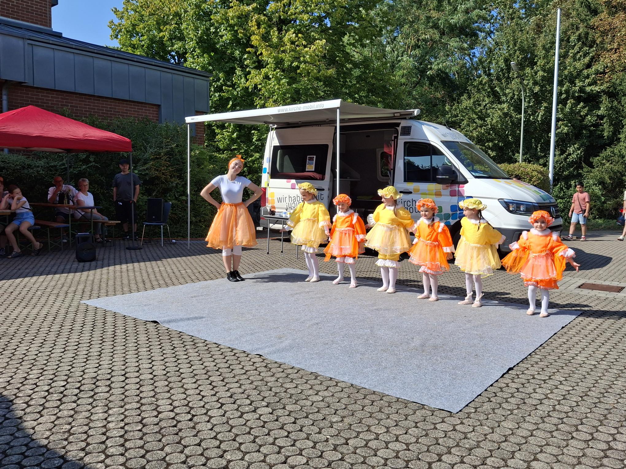 Interkulturelle Begegnung mit ukrainischen Tänzen vor der Begegnungskirche in Köllerbach.