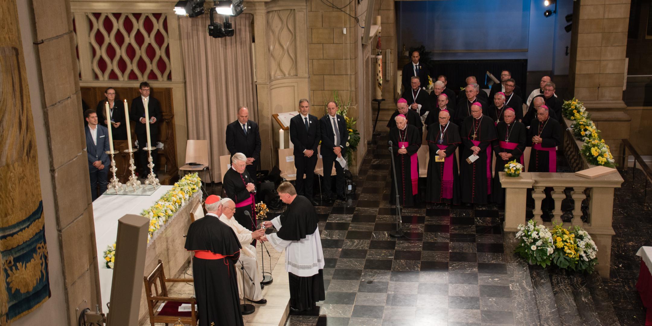 Die Trierer Bischöfe waren zur Begegnung mit Papst Franziskus in der Luxemburger Kathedrale eingeladen.