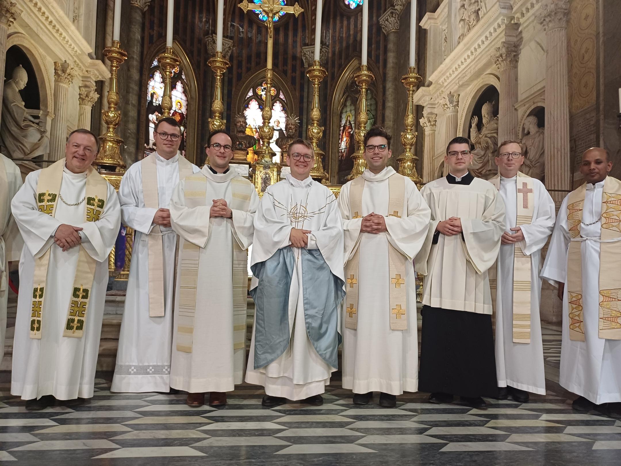 Dekan Michael Becker, Regens Tim Sturm, Kaplan Jens Bauer, Neupriester Pascal Klose, Kaplan Christian Jager, Manuel Hauth (Seminarist in Trier), Bischofskaplan Florian Dienhart und P. Vincent Bijeesh MSJ, Kooperator der PG Irrel