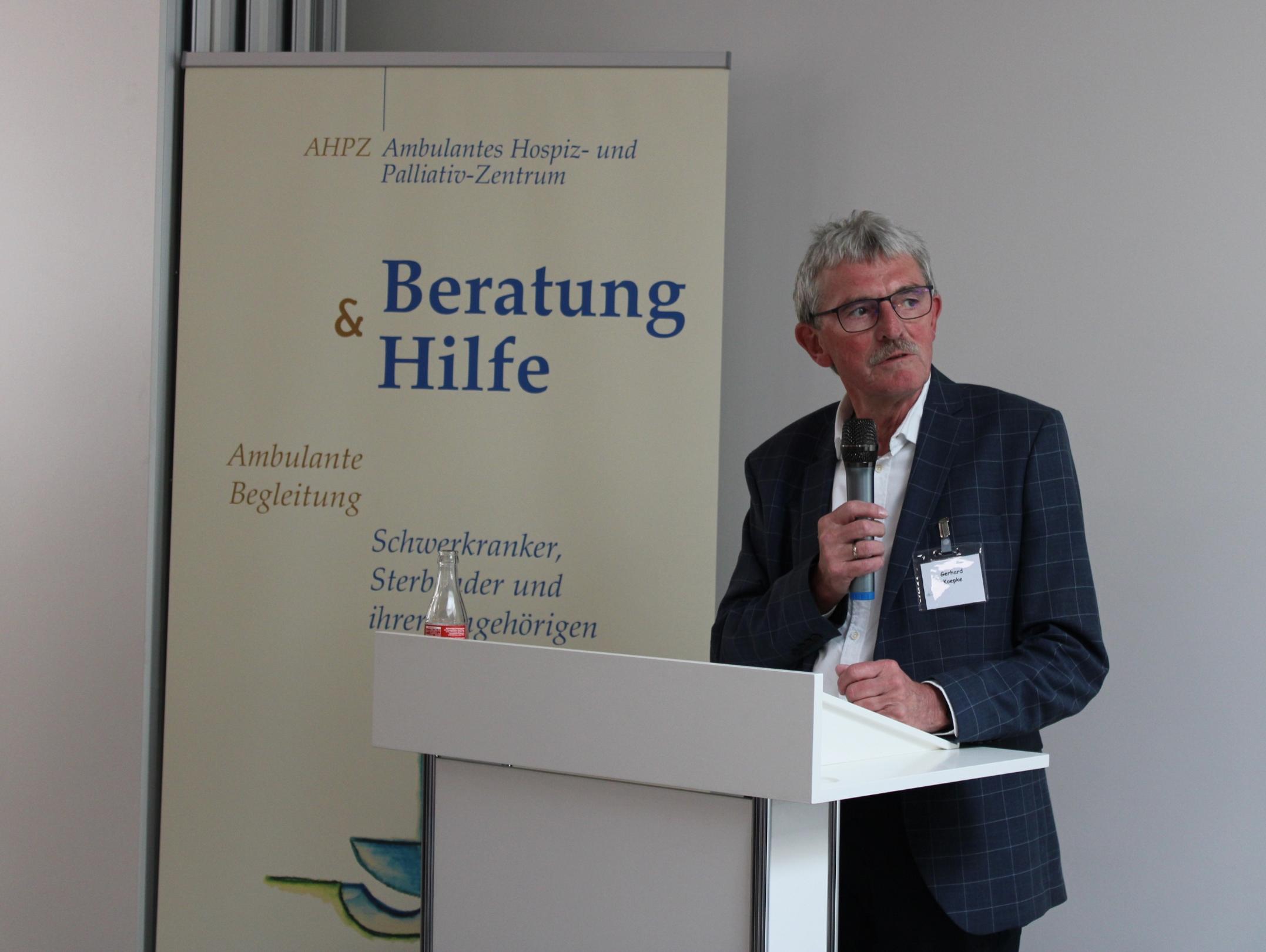 Gerhard Koepke, Vorsitzender der Christlichen Hospizhilfe, bei seiner Ansprache.