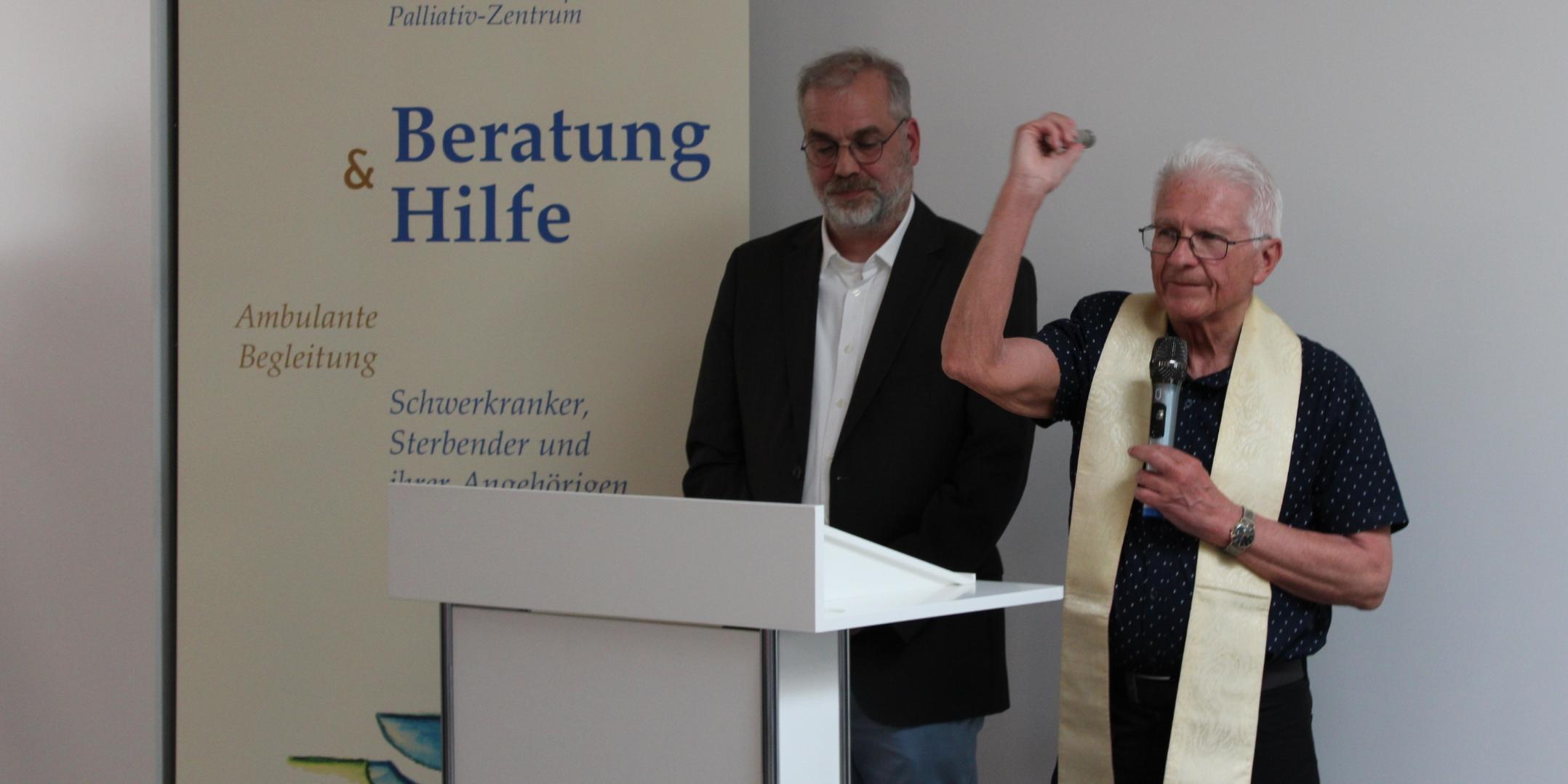 Pfarrer Ulrich Kräuter (Ev. Kirchengemeinde St. Wendel-Illtal) und Pfarrer i.R. Erwin Recktenwald (Pastoraler Raum St. Wendel) segneten das neue Zentrum.