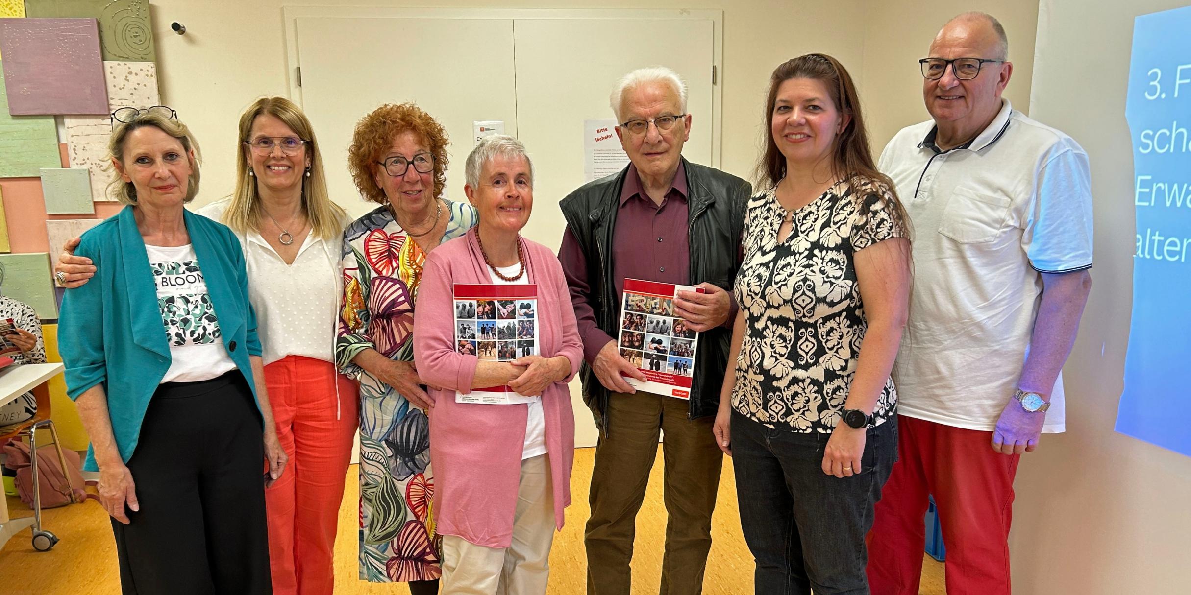 Im Rahmen einer Feierstunde bekamen die Seniorinnen und Senioren den Aufsatzband mit ihren Geschichten überreicht.