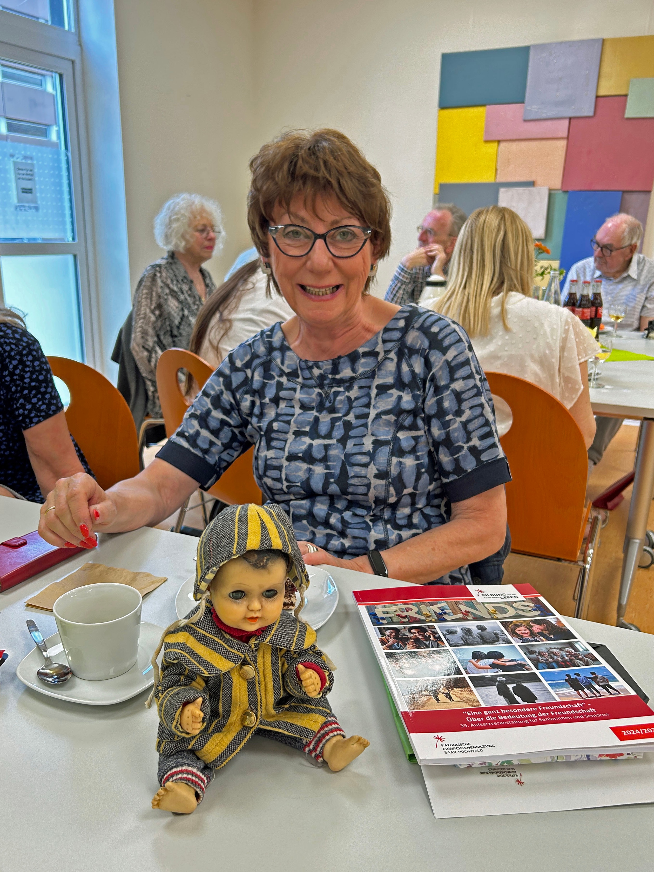 Inge Röckelein mit Puppe Peter