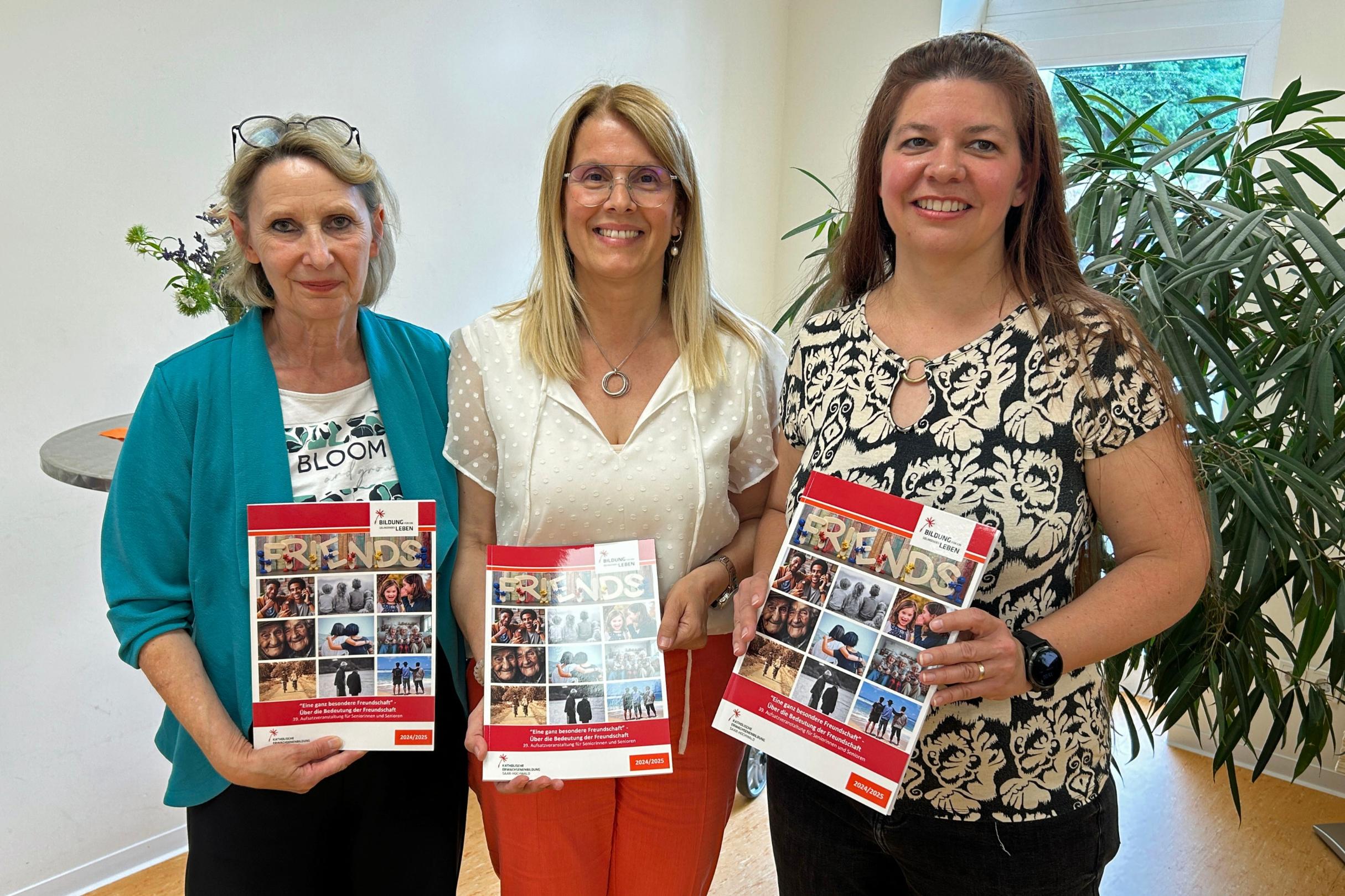 Anne Schuler, Clementina Gattone und Isabell Valentin präsentieren den neuen Aufsatzband.