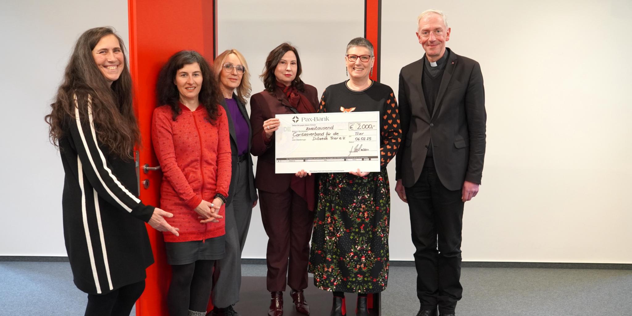 Freuen sich, dass mit dem Erlös aus dem Verkauf der Paulinus-Weihnachtskarte wohnungslose Frauen gestärkt werden: Andrea Ehses (DiCV Trier), Adriana Walther (Paulinus Verlag), Daniele Schwan (SkF Saarland), Birgit Brittnacher (SkF Saarland), Regina Bergmann (SkF Trier), Domkapitular Benedikt Welter (DiCV Trier).