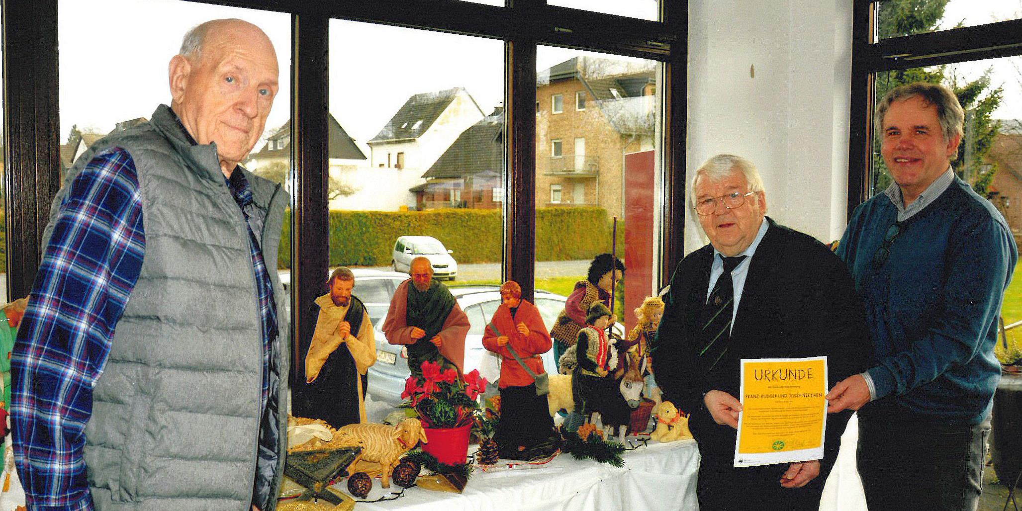 Stefan Rueben vom Kindermissionswerk „Die Sternsinger“ dankte Franz-Rudolf und Josef Niethen (von rechts) für ihr jahrzehntelanges Engagement für die gute Sache.