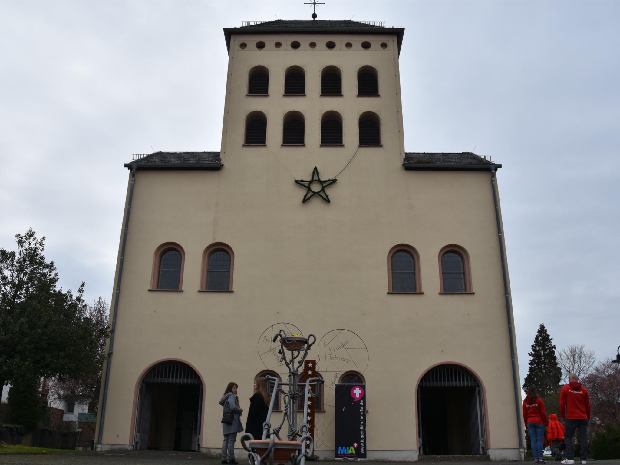 Jugendkirche mit Stern-Dekoration