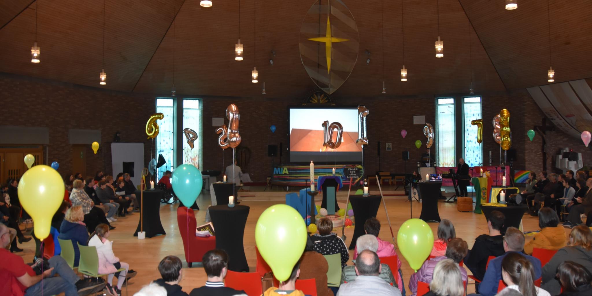 Gottesdienst zum 10. Geburtstag der Jugendkirche MIA mit Luftballons