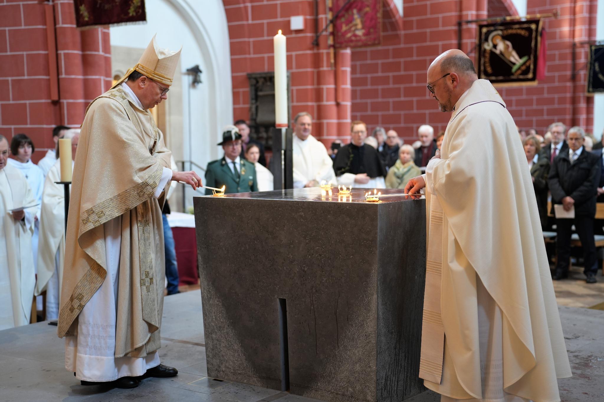 Bischof Ackermann (li.) und Pfarrer Nicolay entzünden Weihrauch auf dem neuen Altar.