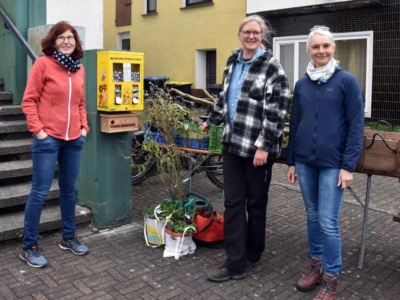 Margret Thiery, Veronika Morbe und Silvia Dewes vor dem neuen Bienenfutter-Automaten.