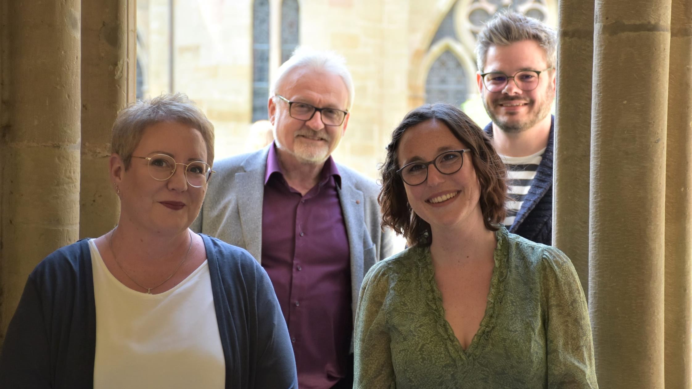 Sandra Ackermann (links) und Luisa Maurer zusammen mit den Ausbildungsleitern Herbert Tholl und Florian Kunz.