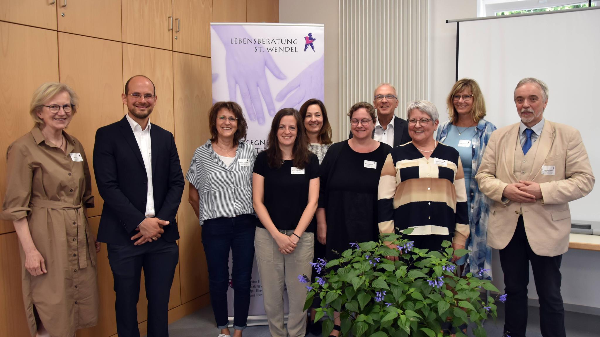 Das Team der Lebensberatung St. Wendel zusammen mit Landrat Udo Recktenwald und Dr. Andreas Zimmer.