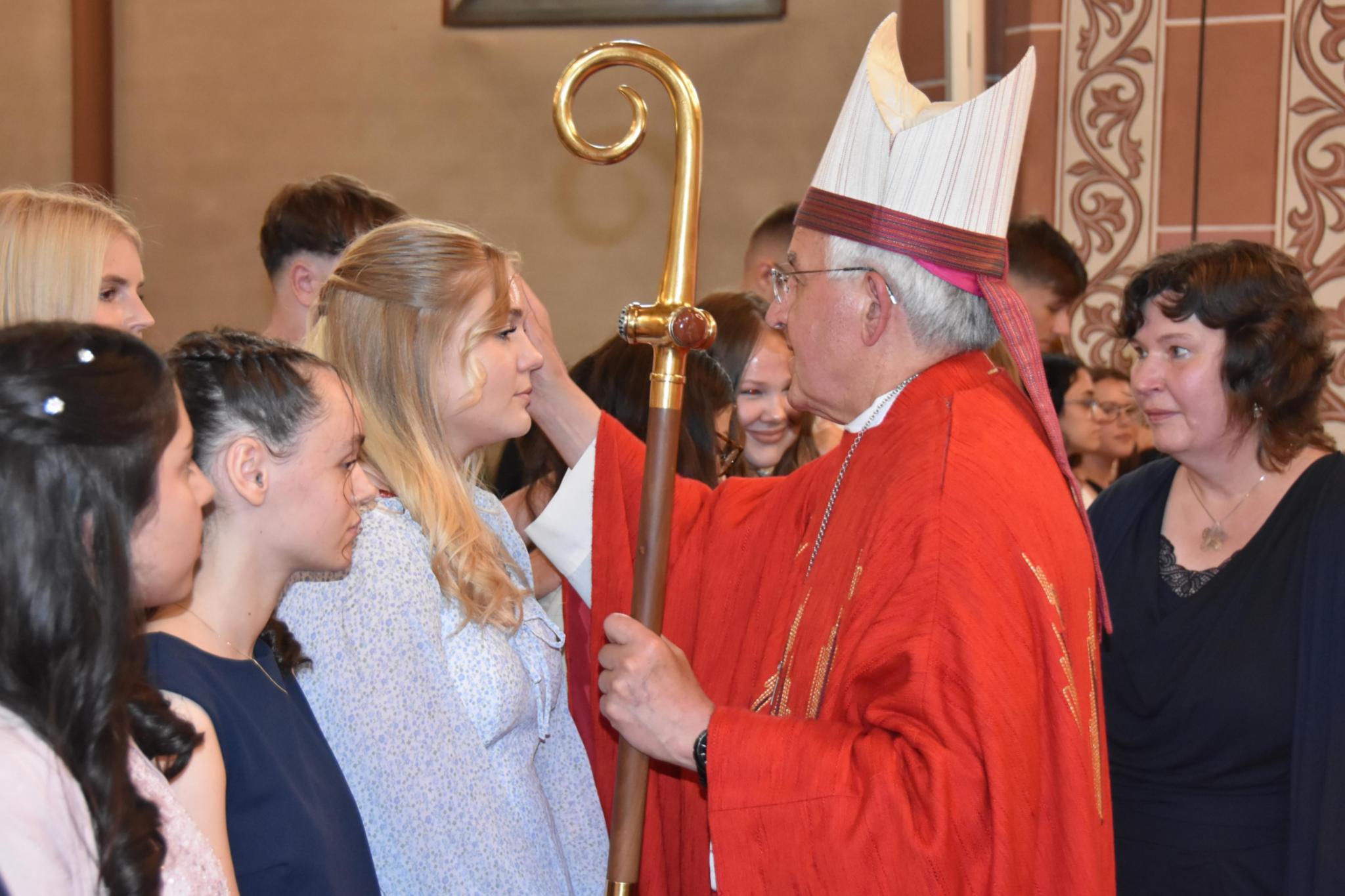 Weihbischof Gebert spendet Jugendlichen in St. Ludwig/Spiesen das Sakrament der Firmung.