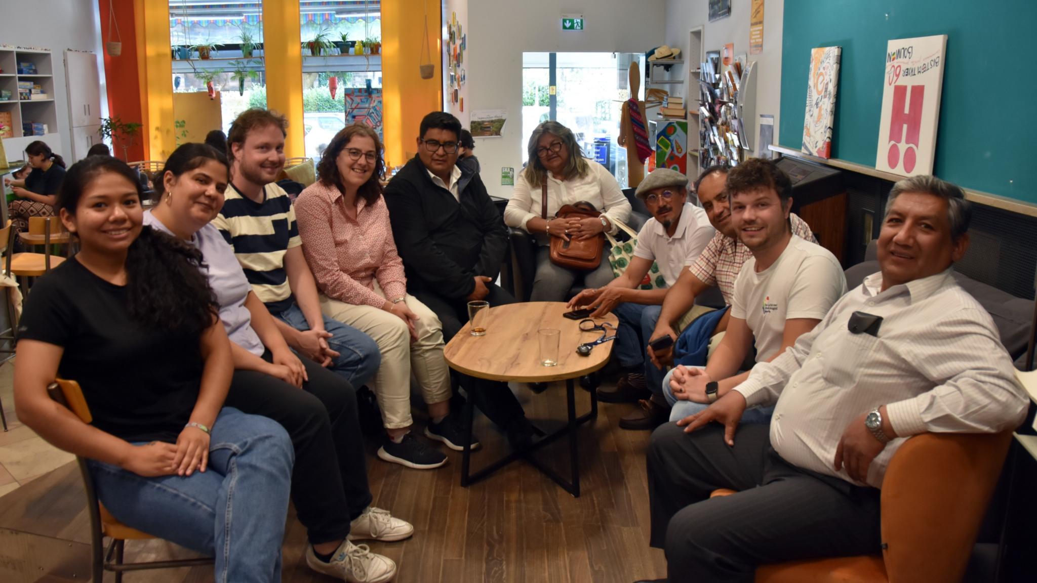 Zum gegenseitigen Austausch im Café Exodus kamen Elvira Guttierez, Hannan Chalabi, Maximilian Schmitt, Evelyn Zimmer, Padre Henrry Vellejos, Gina Arancibia, Ader Barrón, Paul Alexis Montellano, Matthias Becker und Juan Carlos Arancibia (von links).