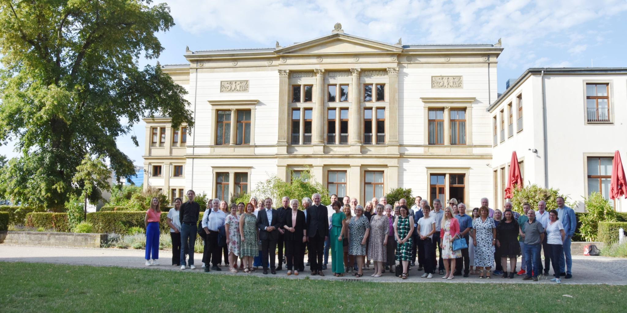 Die Teilnehmenden und ihre Gastgeber beim Auftakt des Programms Lebenswirklichkeiten vor dem Saar-Landtag.