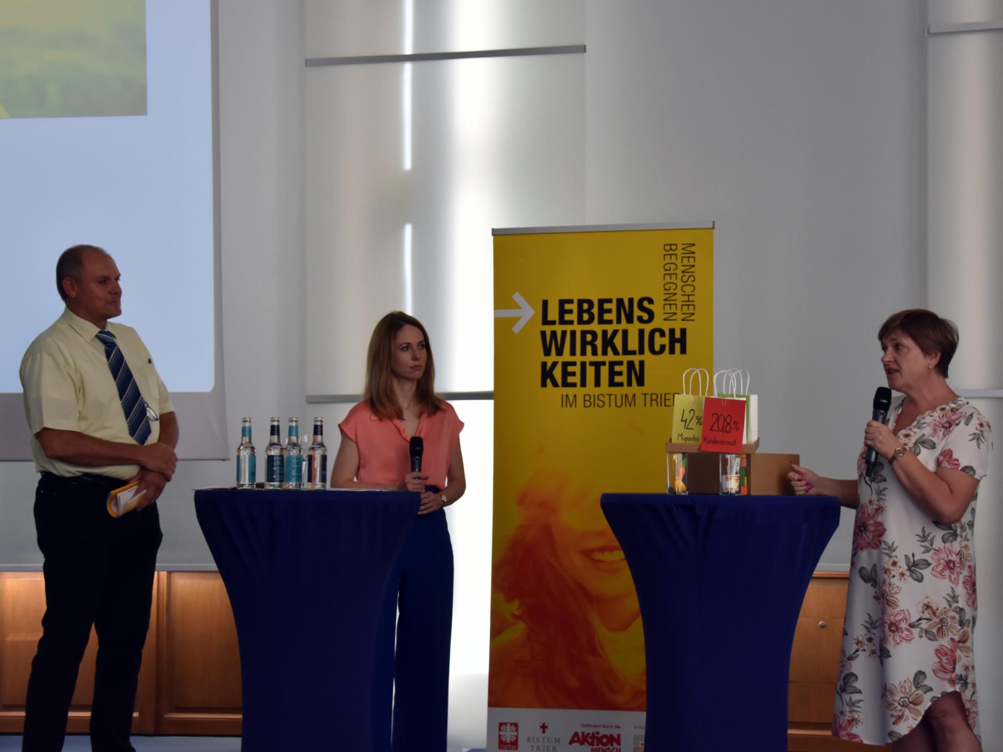 Jörg Hilgers von Agiamondo, Moderatorin Julia Lehmann und Marina Mokin von der Dillinger Tafel.