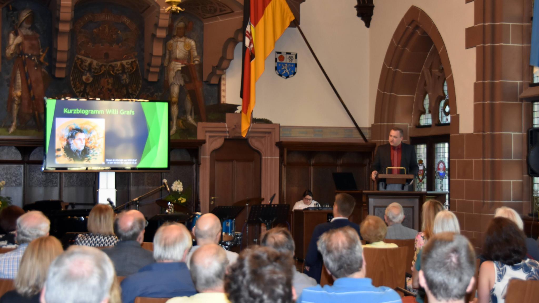 Im Festsaal des Saarbrücker Rathauses beschäftigte sich Frederik Simon mit der Frage des Glaubens als Motivation für den Widerstand.