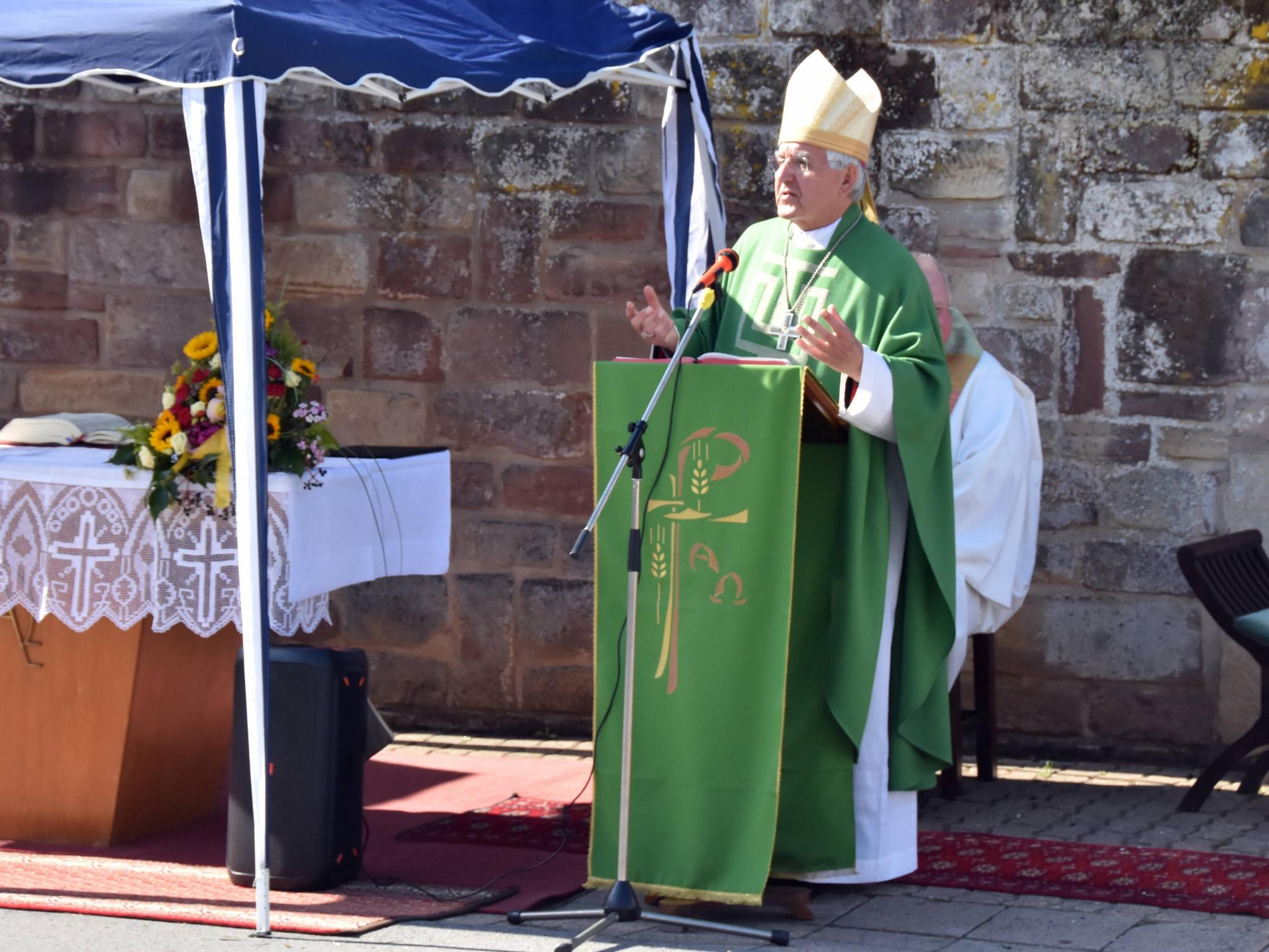 Weihbischof Gebert predigt beim Festgottesdienst.