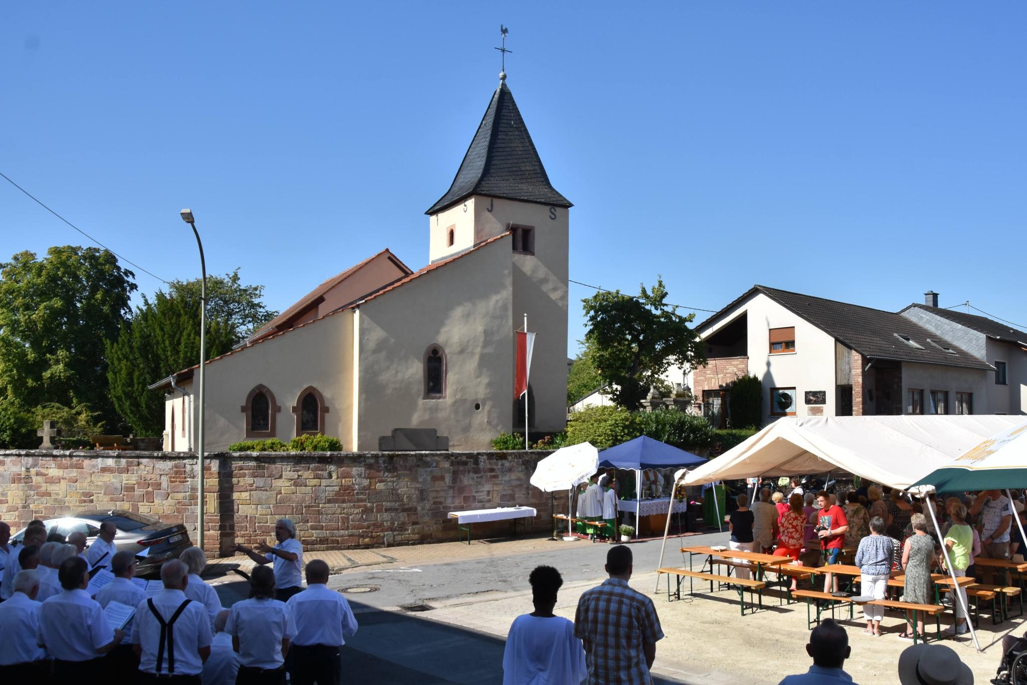 Der Festgottesdienst fand auf dem Platz vor der St. Willibrords-Kapelle statt.