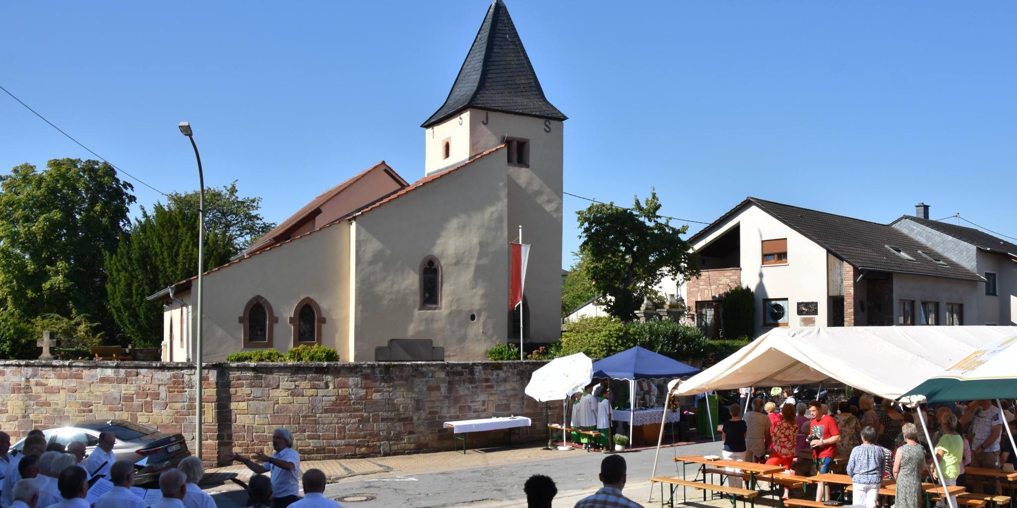 Der Festgottesdienst fand auf dem Platz vor der St. Willibrords-Kapelle statt.