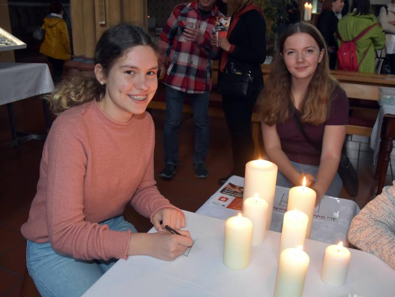 Die beiden Firmbewerberinnen Jule (links) und Mathilda beschriften Glasscherben mit dem, was ihnen Hoffnung gibt.
