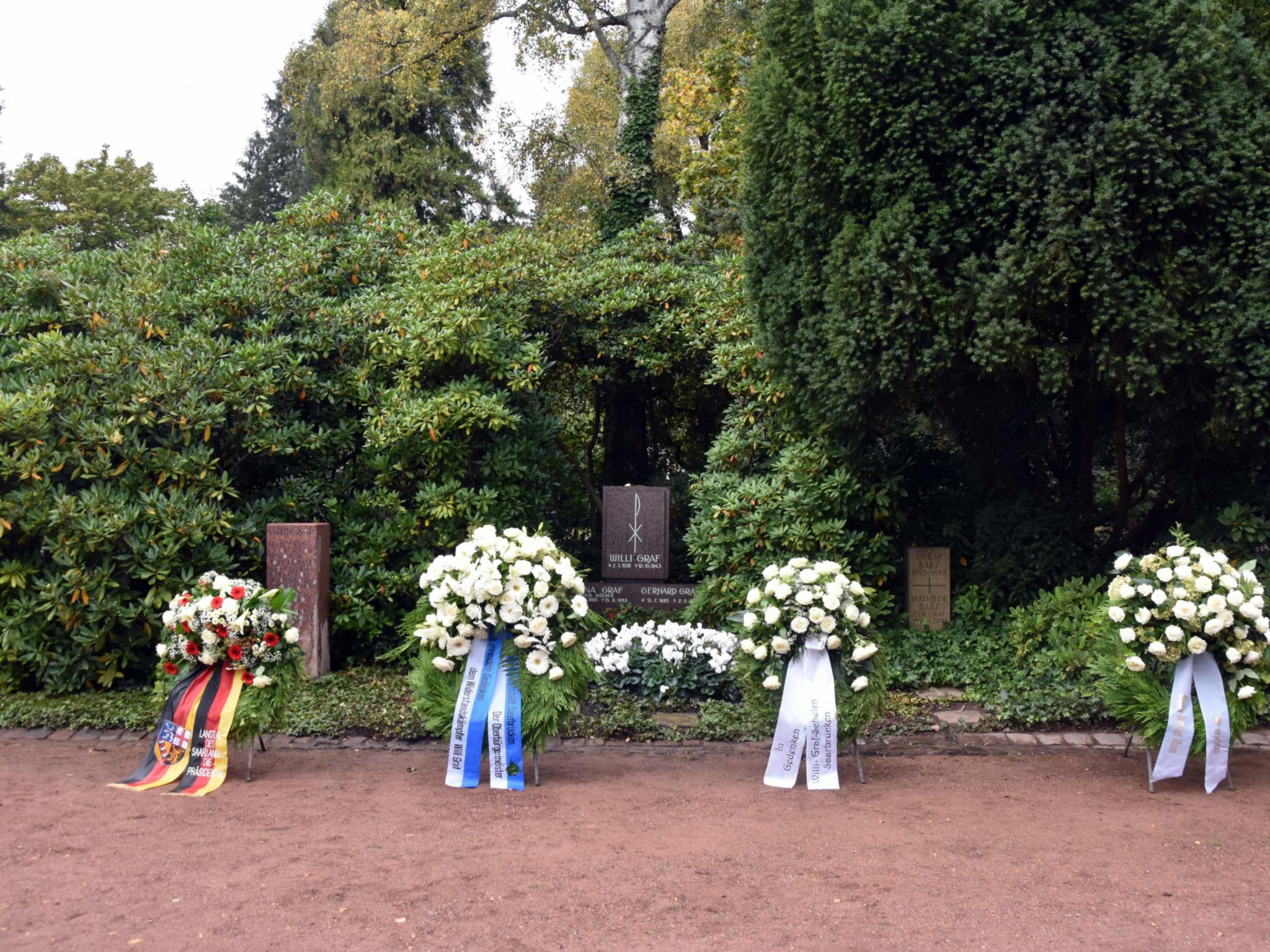 Kranzniederlegung am 80. Todestag des NS-Widerstandskämpfers Willi Graf auf dem Friedhof St. Johann