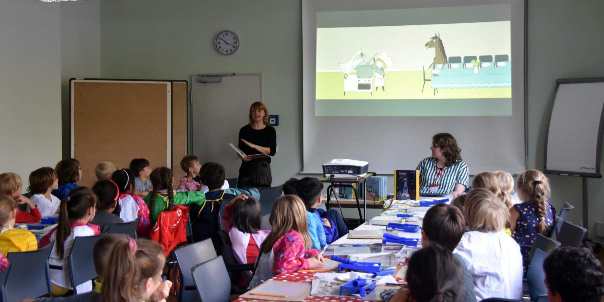 Zweitklässler der Europäischen Schule Saarland lernen beim Workshop 'Suppe ist fertig' von Illustratorin Susanne Straßer die Technik der Monotypie.