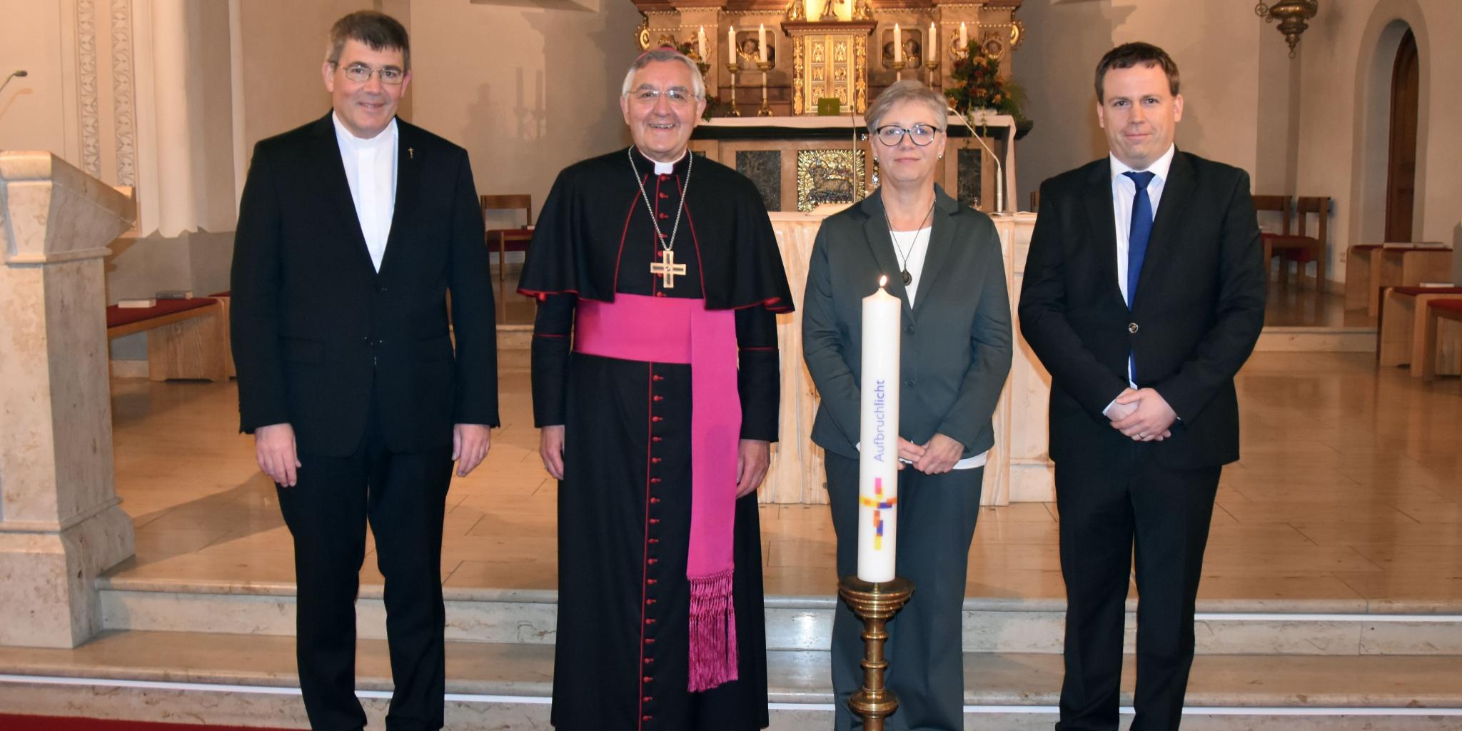 Dekan Pfarrer Achim Thieser, Weihbischof Franz Josef Gebert, Eva Gebel und Stefan Backes (von links).