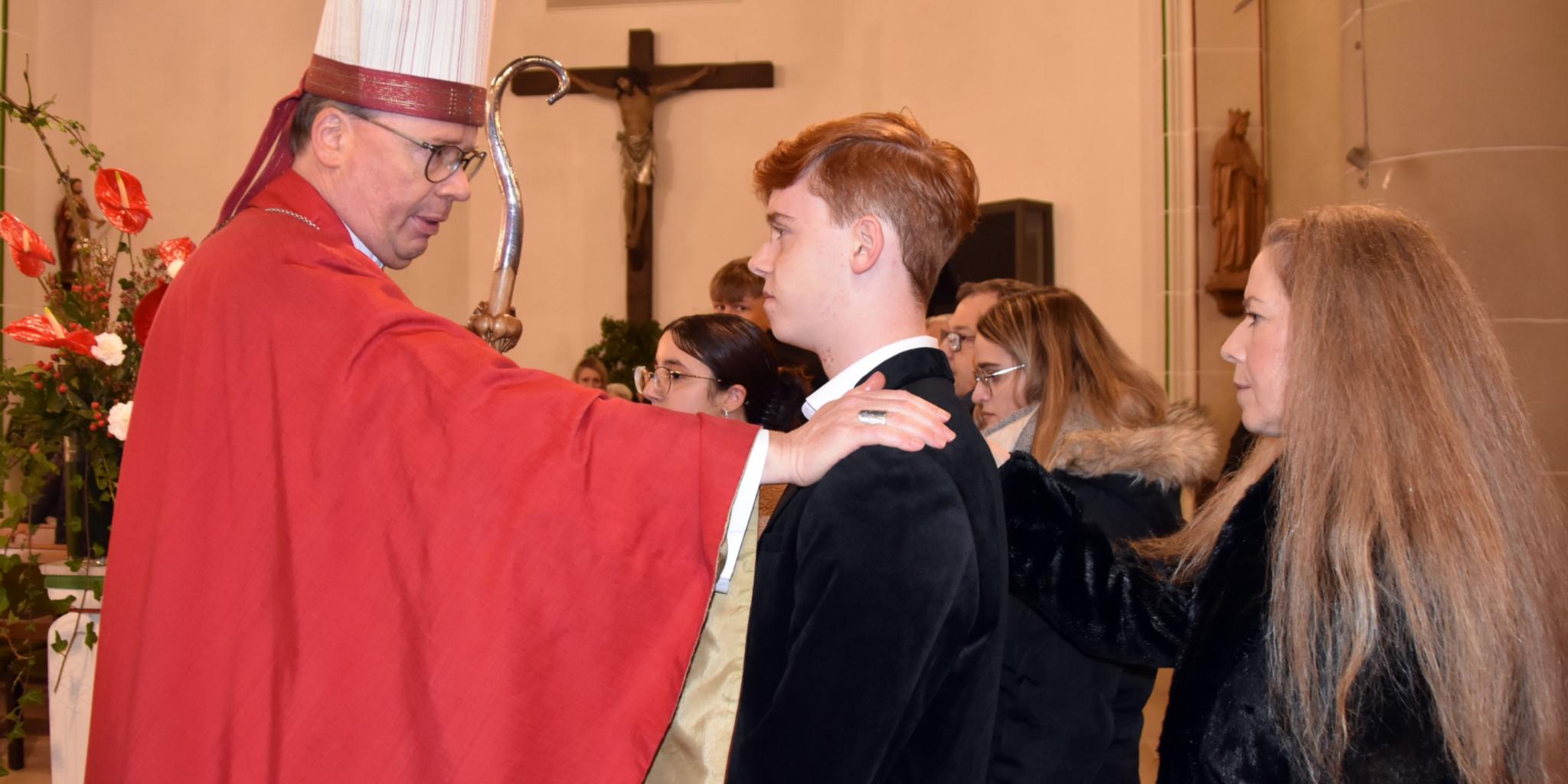 Bischof Dr. Stephan Ackermann spendete 77 Jugendlichen das Sakrament der Firmung.