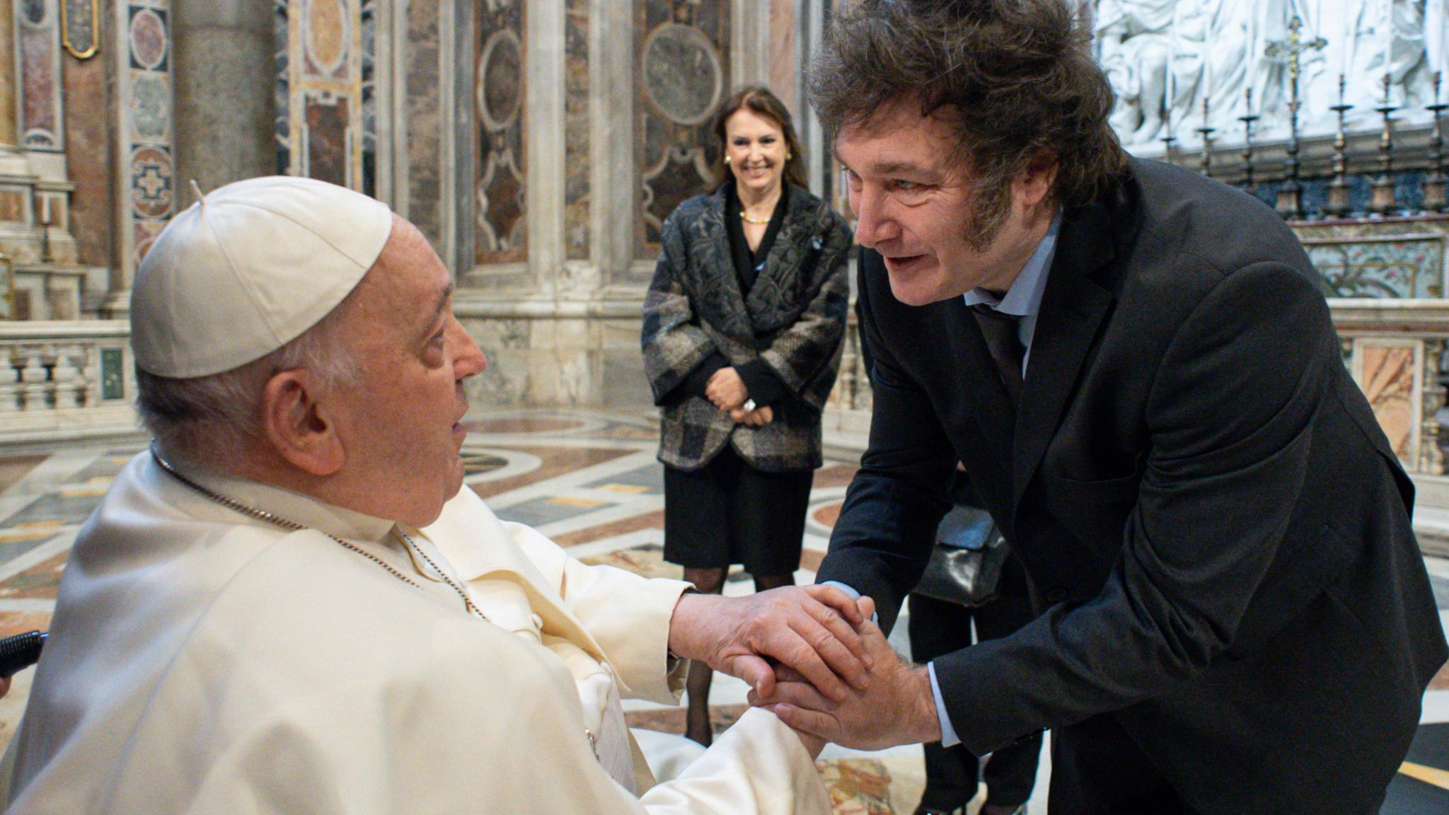 Papst Franziskus spricht mit Javier Milei, Präsident von Argentinien, bei einem Treffen am 11. Januar im Vatikan.