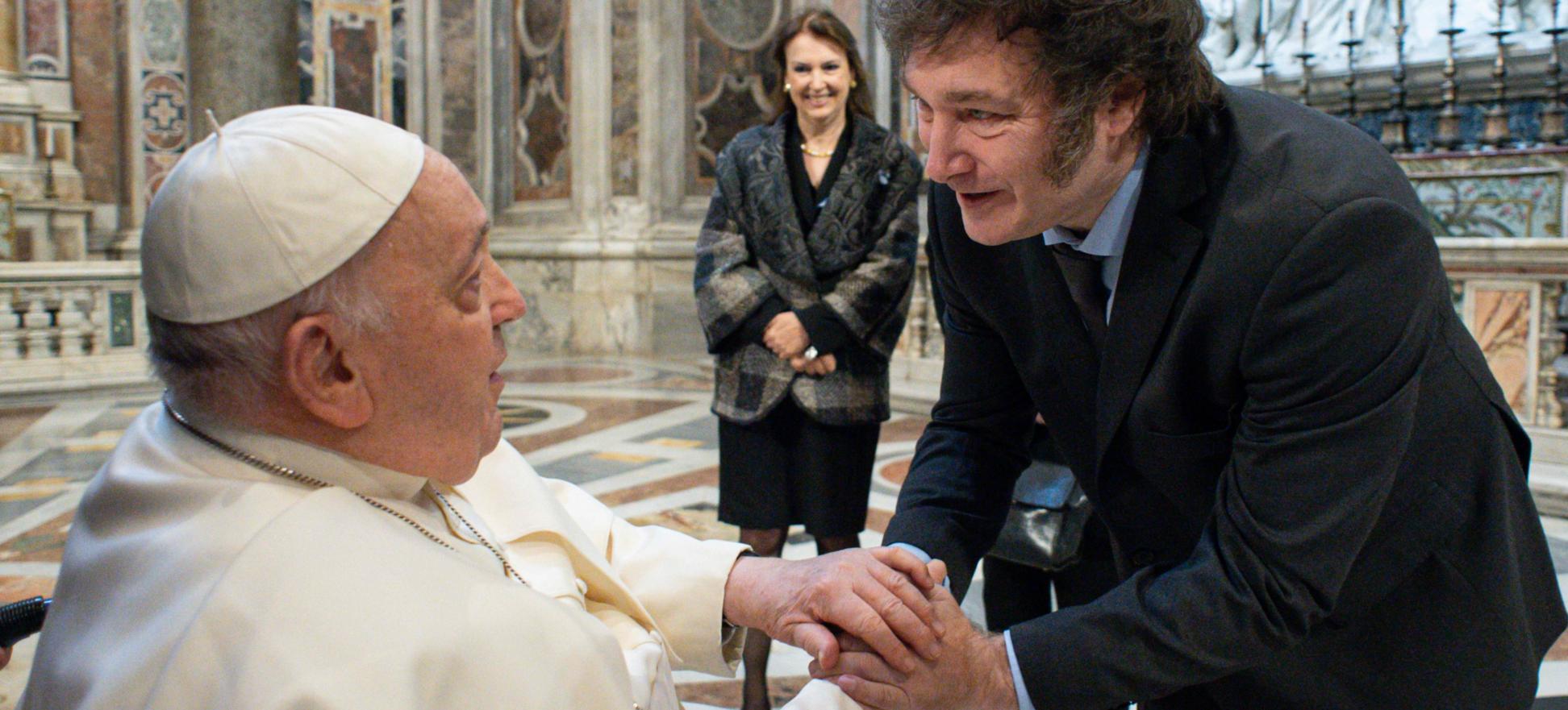 Papst Franziskus spricht mit Javier Milei, Präsident von Argentinien, bei einem Treffen am 11. Januar im Vatikan.