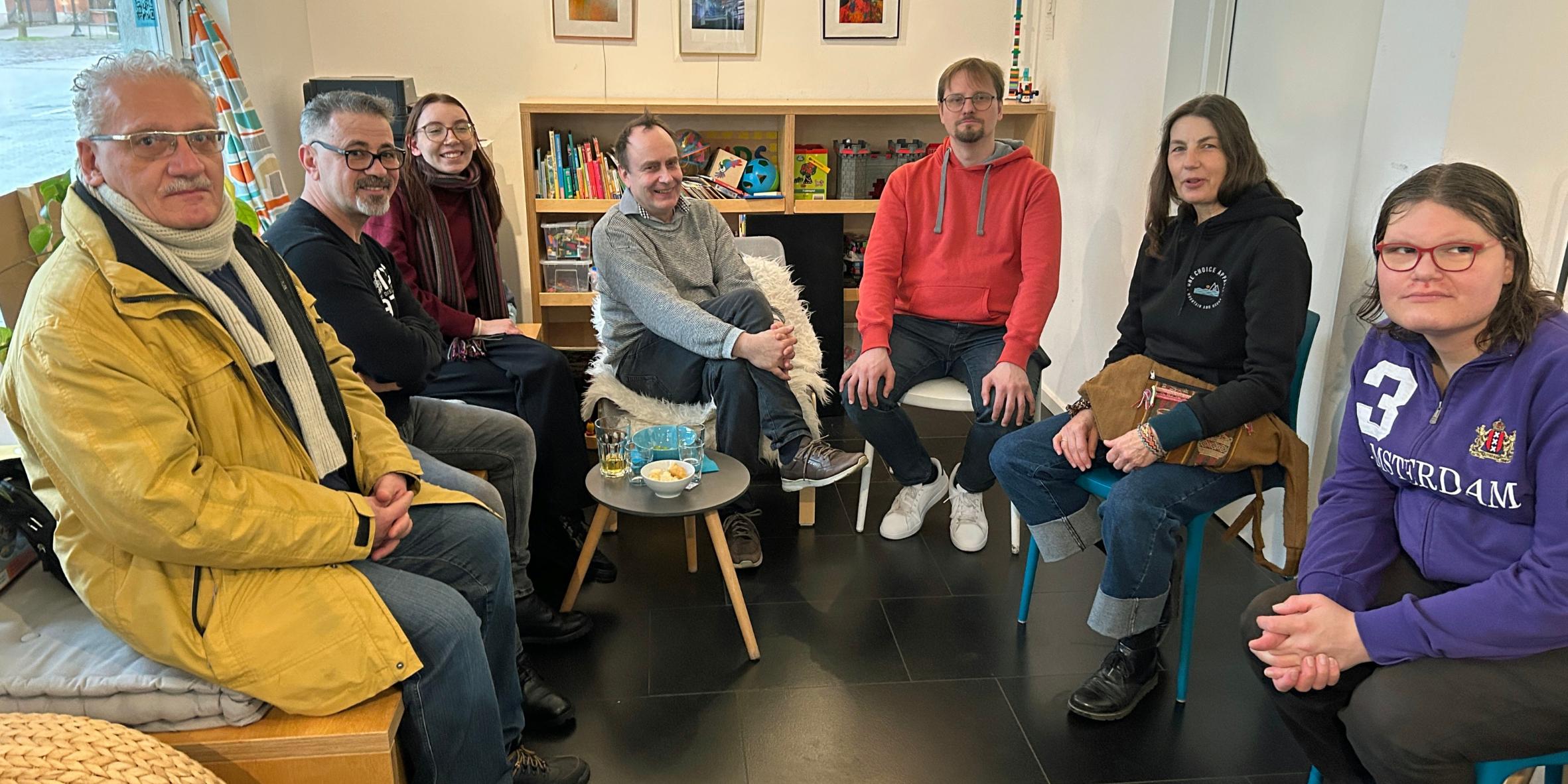 Erstes Treffen der Initiative international:handshake im welt:raum in Saarbrücken. Mit dabei: Mazen (2. von links), Konrad (Mitte), Simon (3. von rechts) und Sonja (2. von rechts).